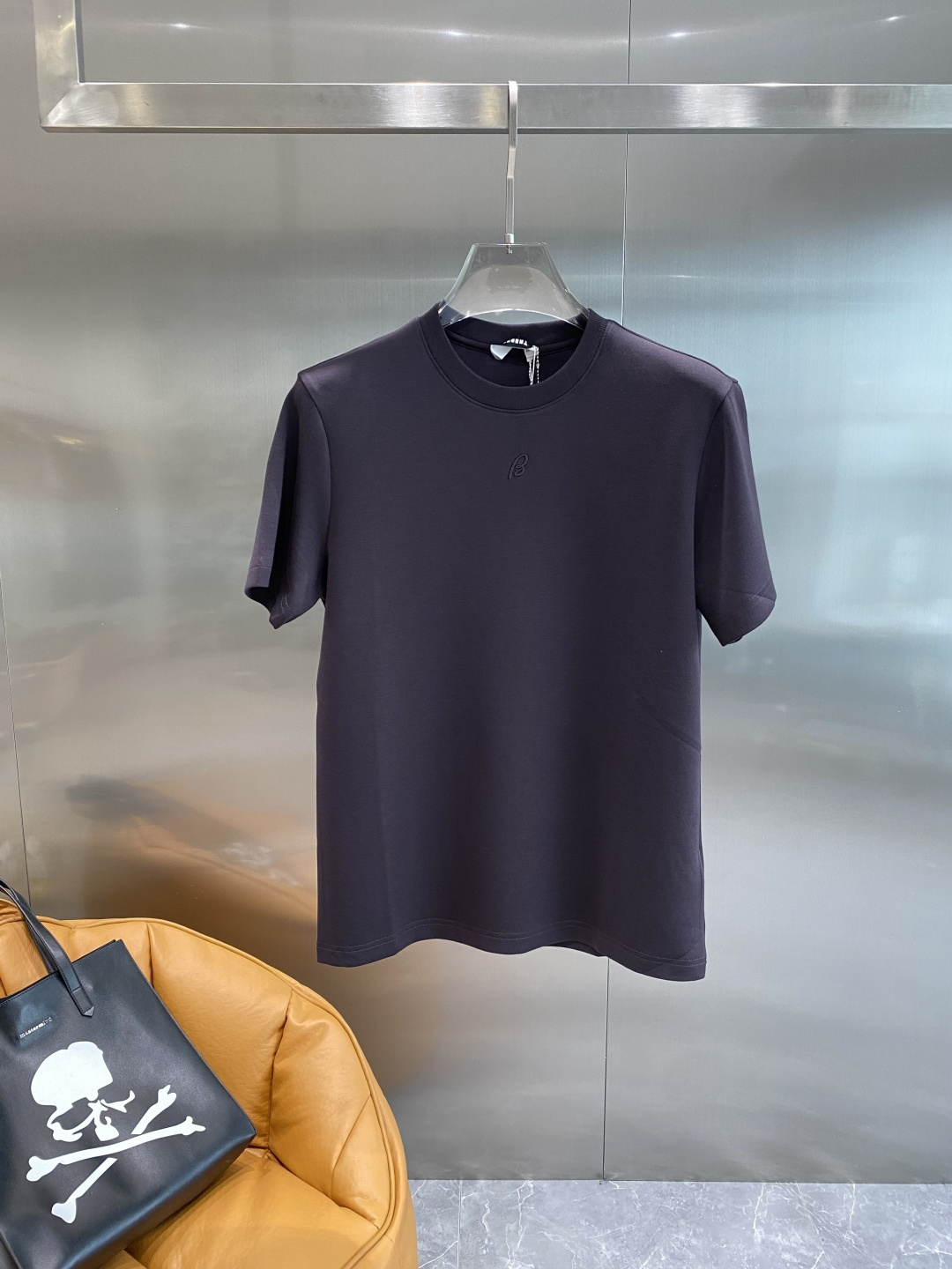 《𝙉𝙚𝙬🤍🖤巴家》
2025新款首发专柜最新款短袖圆领T恤 高端订制 设计前卫时尚！品牌logo重工艺设