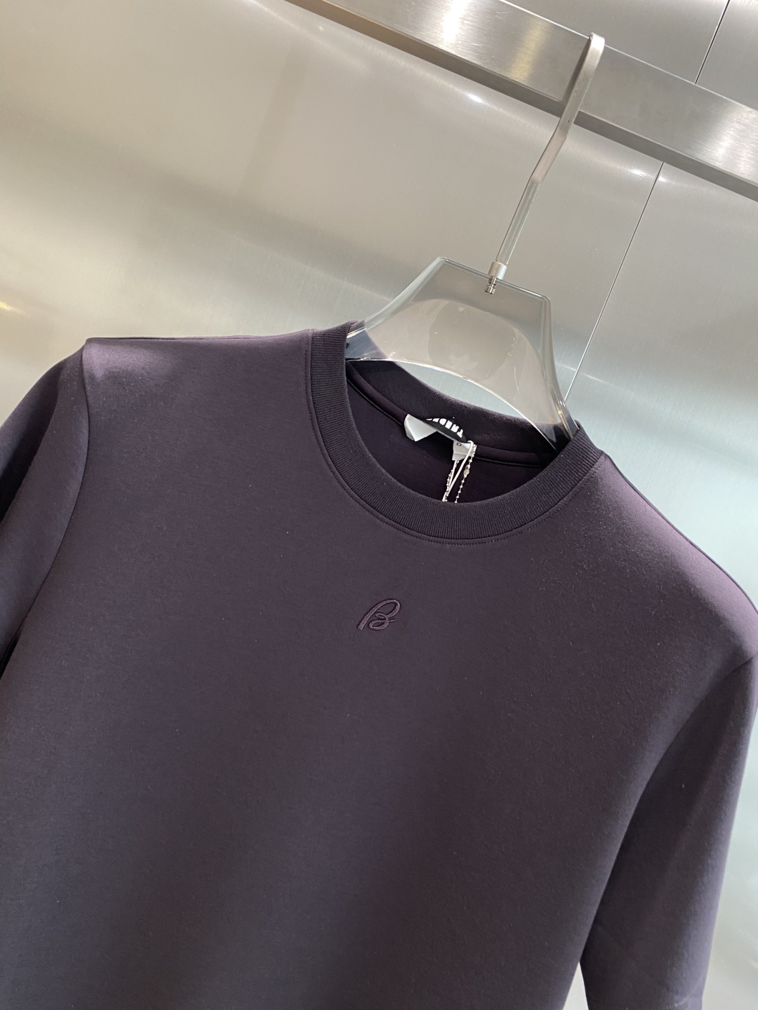 《𝙉𝙚𝙬🤍🖤巴家》
2025新款首发专柜最新款短袖圆领T恤 高端订制 设计前卫时尚！品牌logo重工艺设