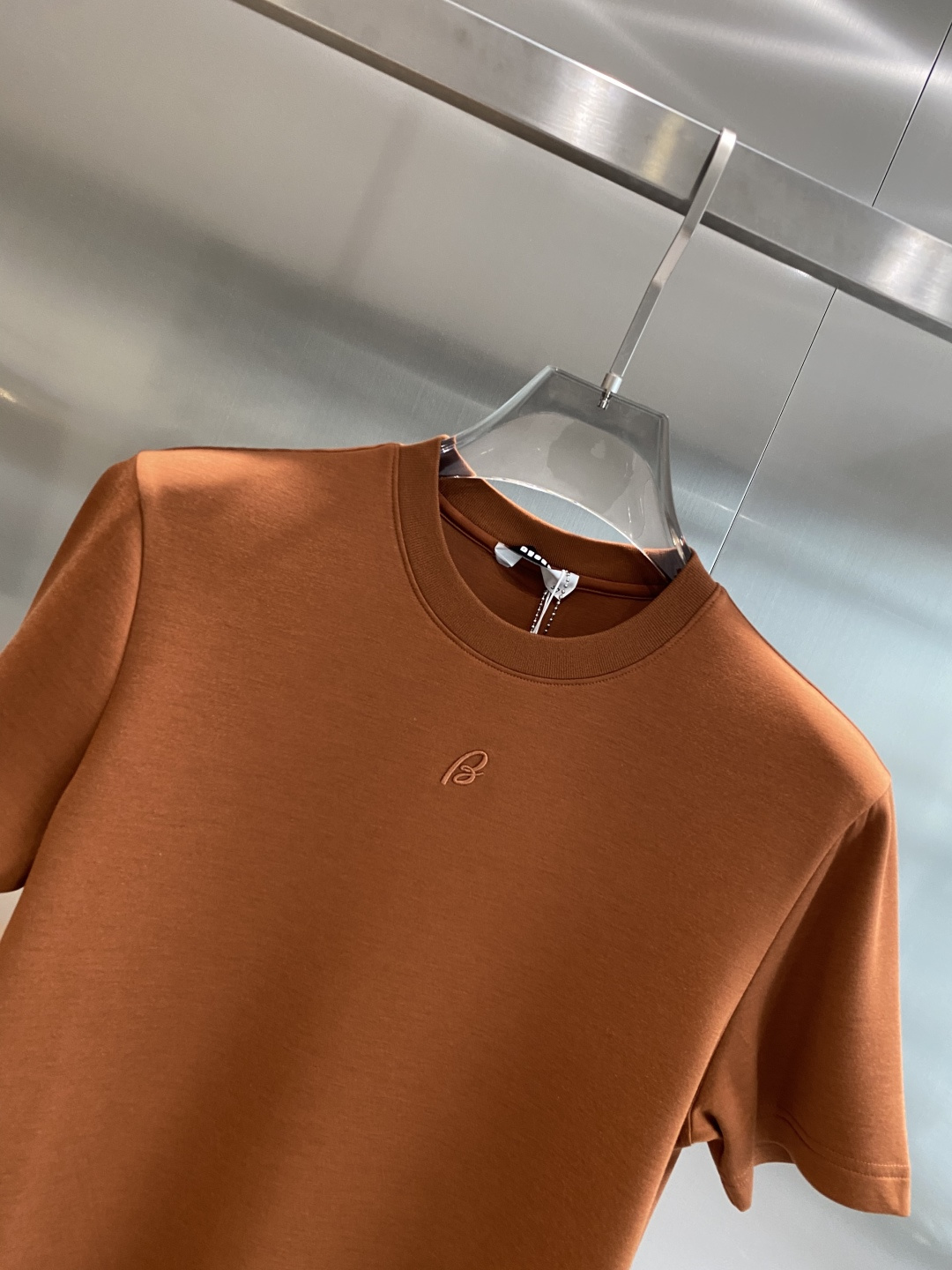 《𝙉𝙚𝙬🤍🖤巴家》
2025新款首发专柜最新款短袖圆领T恤 高端订制 设计前卫时尚！品牌logo重工艺设