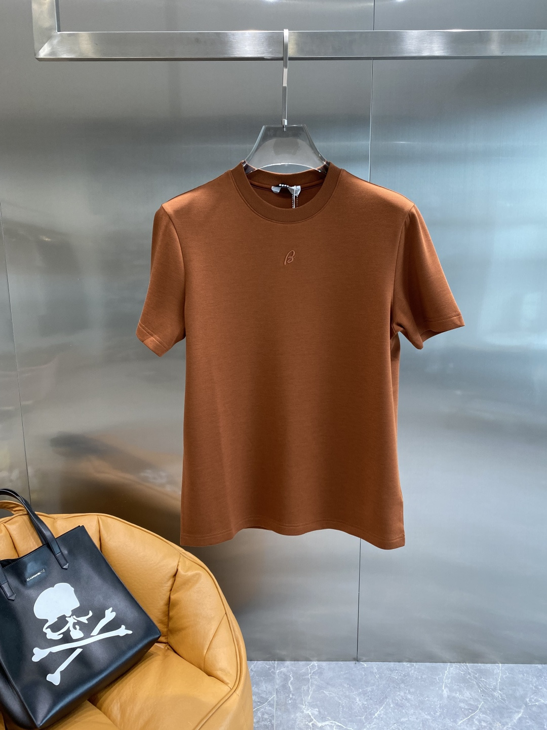 《𝙉𝙚𝙬🤍🖤巴家》
2025新款首发专柜最新款短袖圆领T恤 高端订制 设计前卫时尚！品牌logo重工艺设