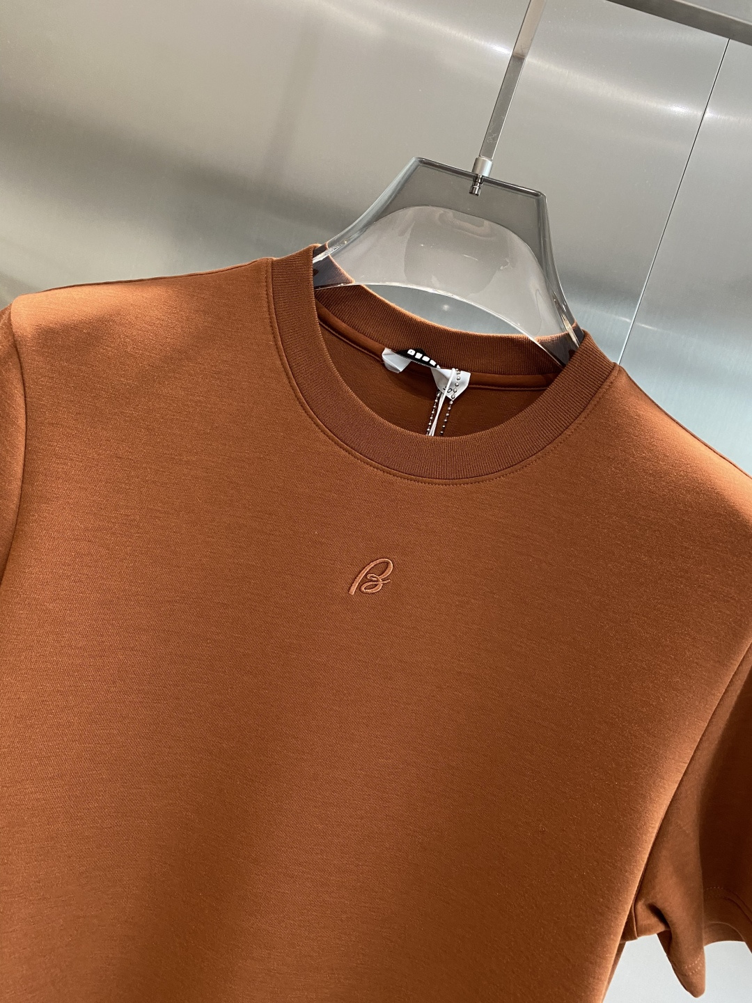 《𝙉𝙚𝙬🤍🖤巴家》
2025新款首发专柜最新款短袖圆领T恤 高端订制 设计前卫时尚！品牌logo重工艺设