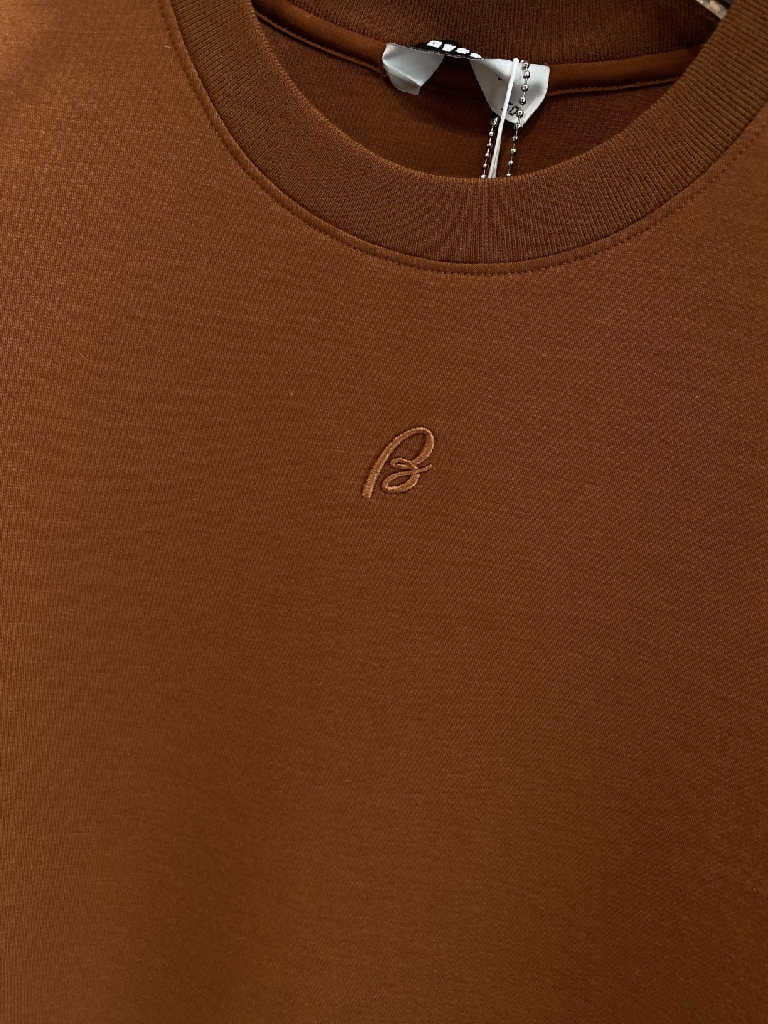 《𝙉𝙚𝙬🤍🖤巴家》
2025新款首发专柜最新款短袖圆领T恤 高端订制 设计前卫时尚！品牌logo重工艺设