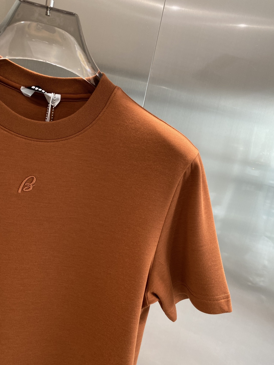 《𝙉𝙚𝙬🤍🖤巴家》
2025新款首发专柜最新款短袖圆领T恤 高端订制 设计前卫时尚！品牌logo重工艺设