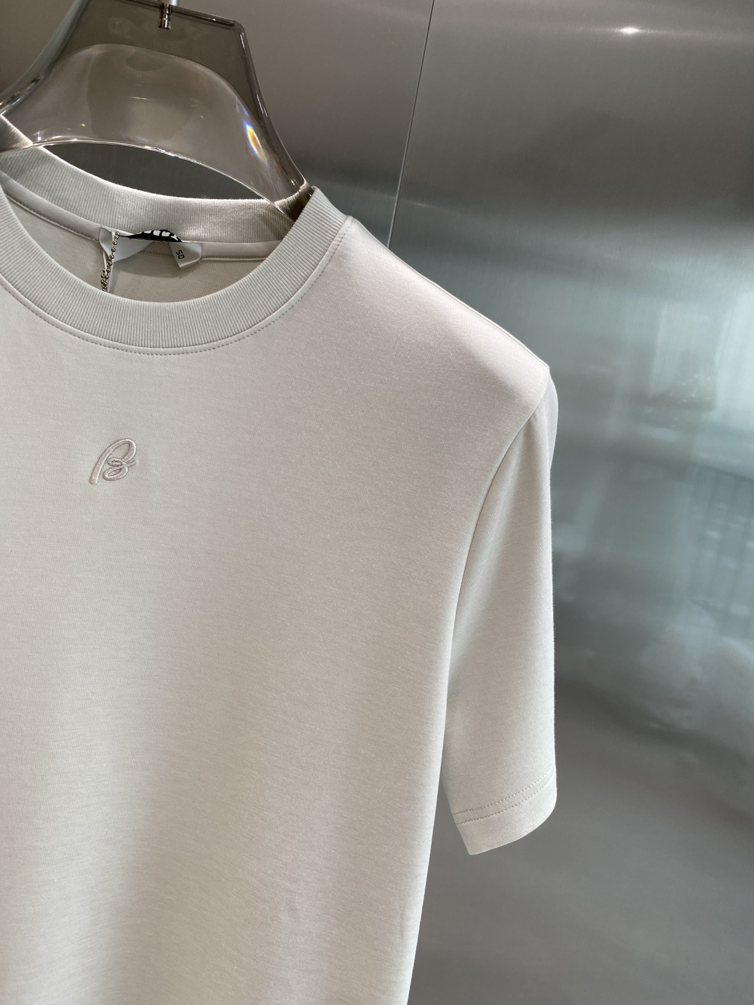 《𝙉𝙚𝙬🤍🖤巴家》
2025新款首发专柜最新款短袖圆领T恤 高端订制 设计前卫时尚！品牌logo重工艺设