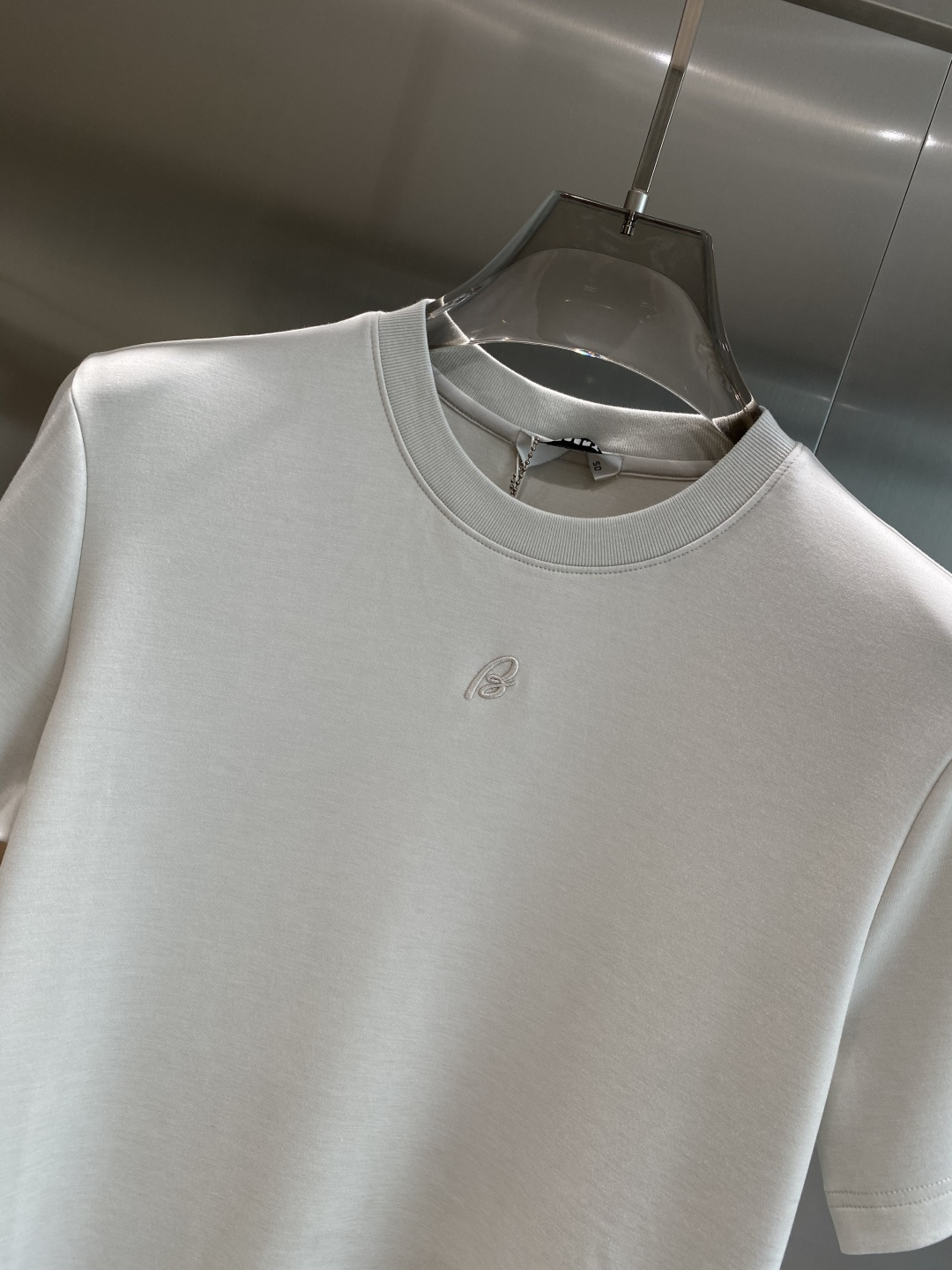 《𝙉𝙚𝙬🤍🖤巴家》
2025新款首发专柜最新款短袖圆领T恤 高端订制 设计前卫时尚！品牌logo重工艺设