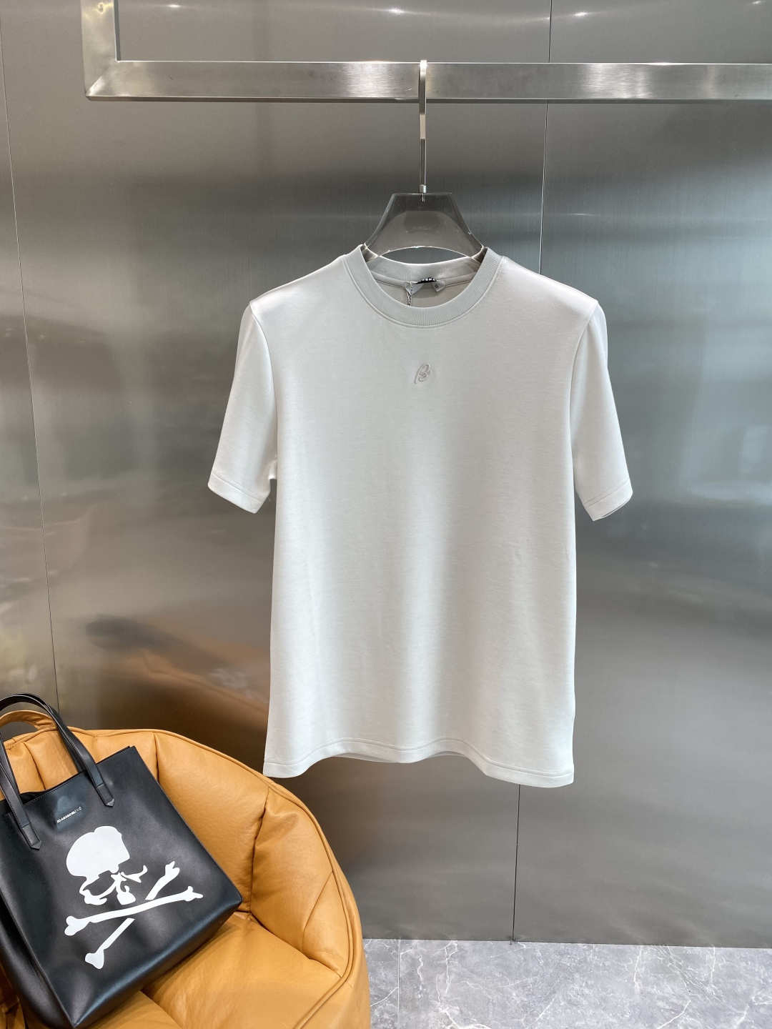 《𝙉𝙚𝙬🤍🖤巴家》
2025新款首发专柜最新款短袖圆领T恤 高端订制 设计前卫时尚！品牌logo重工艺设
