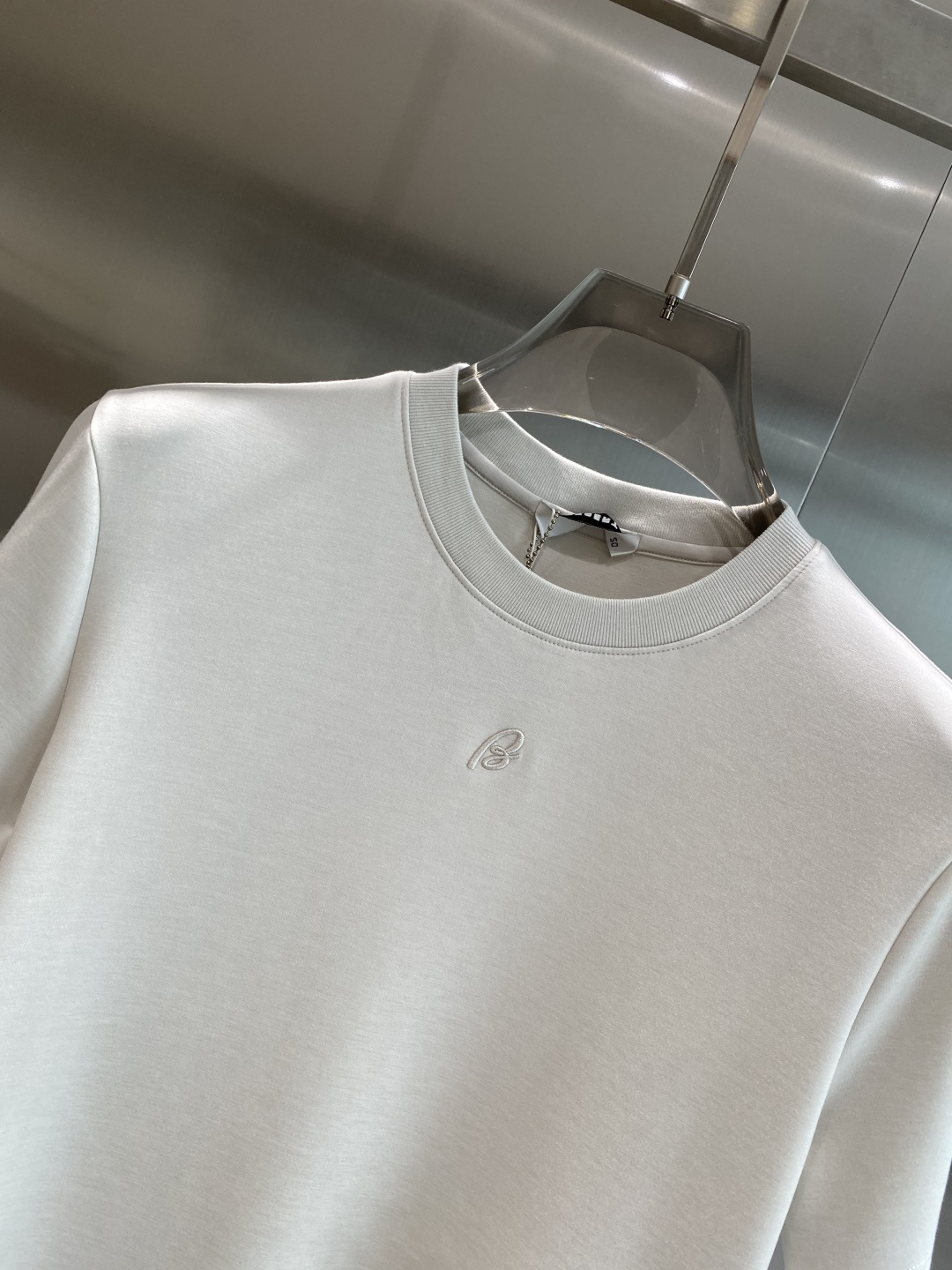 《𝙉𝙚𝙬🤍🖤巴家》
2025新款首发专柜最新款短袖圆领T恤 高端订制 设计前卫时尚！品牌logo重工艺设