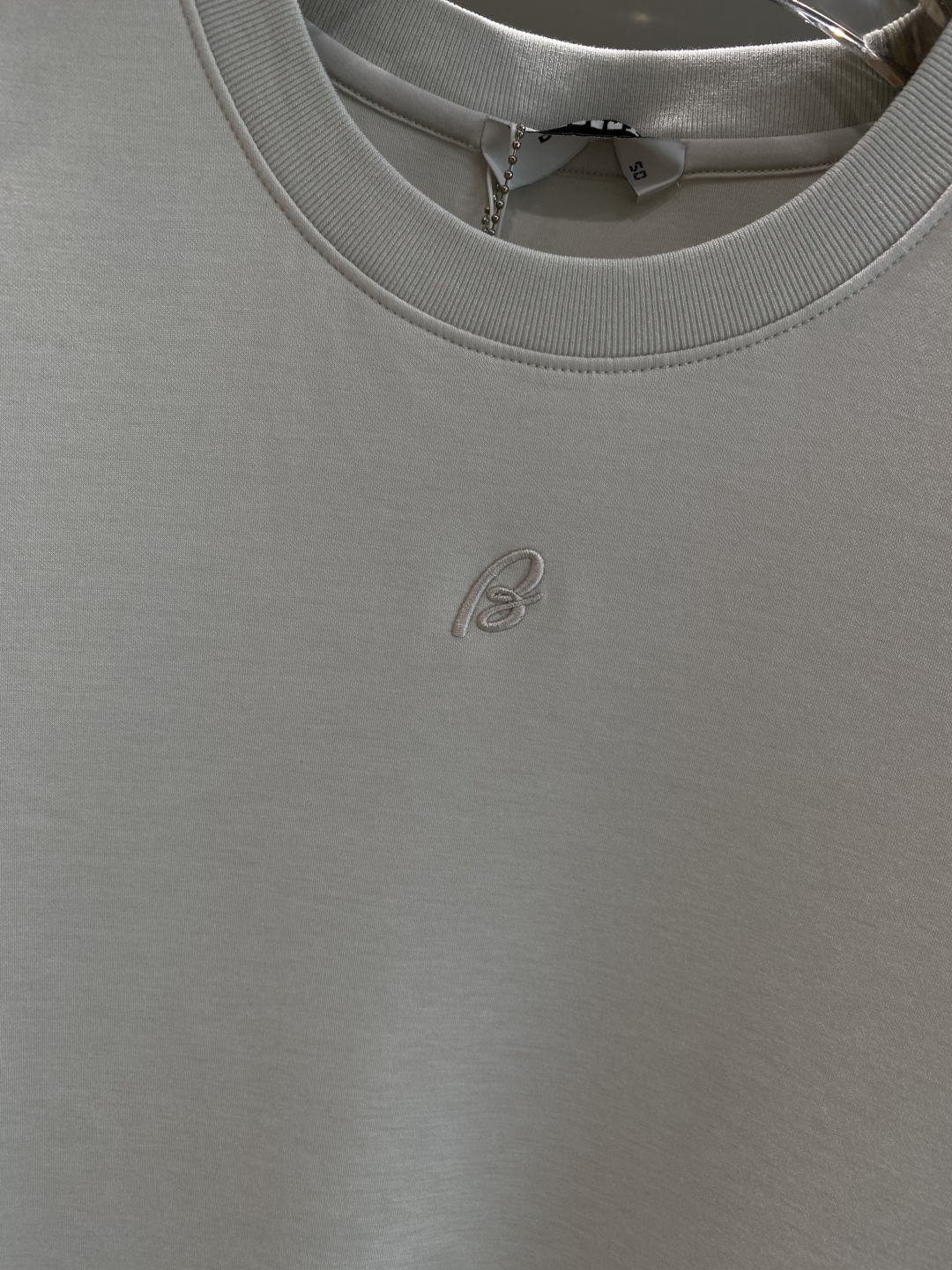 《𝙉𝙚𝙬🤍🖤巴家》
2025新款首发专柜最新款短袖圆领T恤 高端订制 设计前卫时尚！品牌logo重工艺设