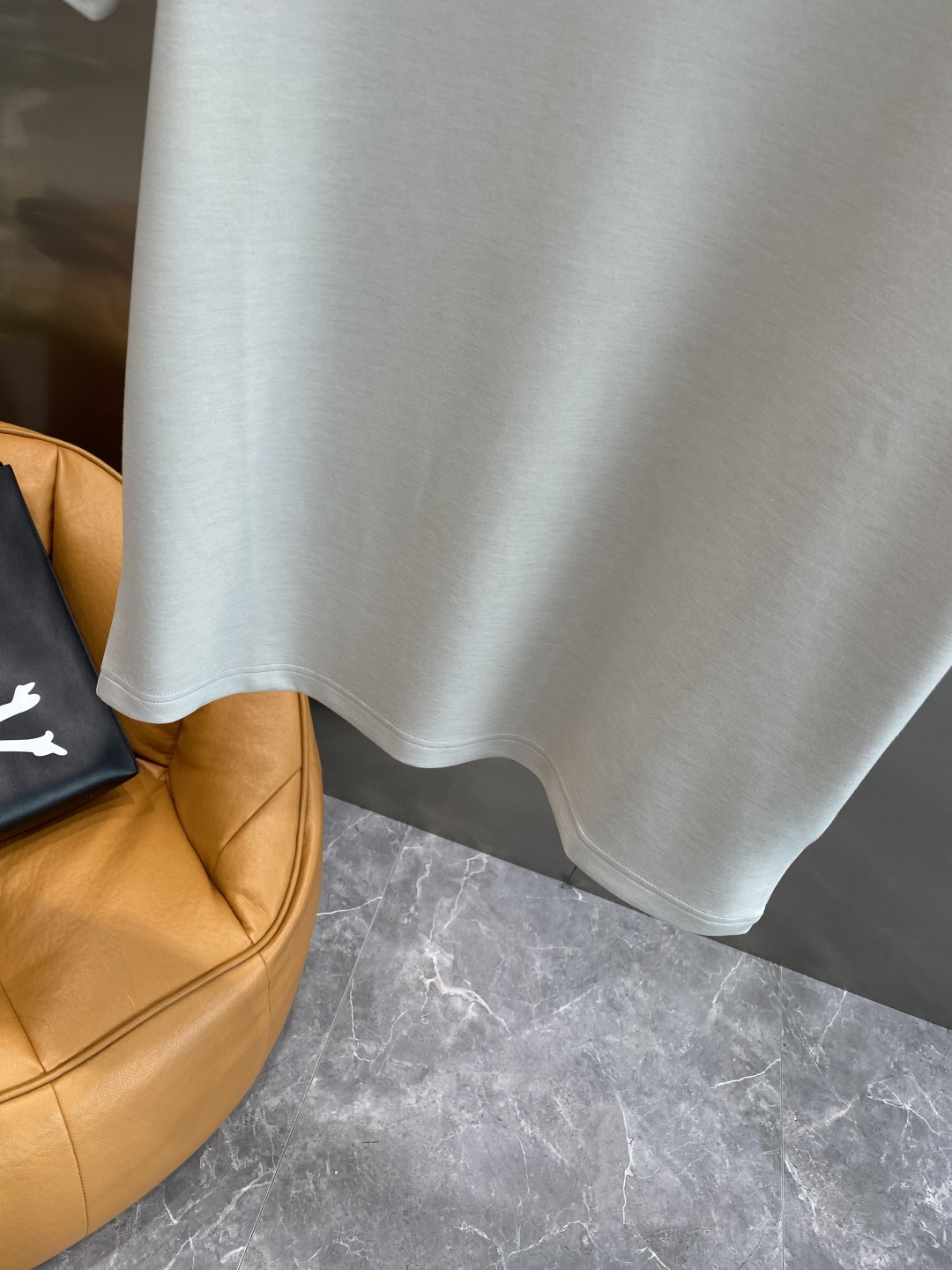 《𝙉𝙚𝙬🤍🖤巴家》
2025新款首发专柜最新款短袖圆领T恤 高端订制 设计前卫时尚！品牌logo重工艺设