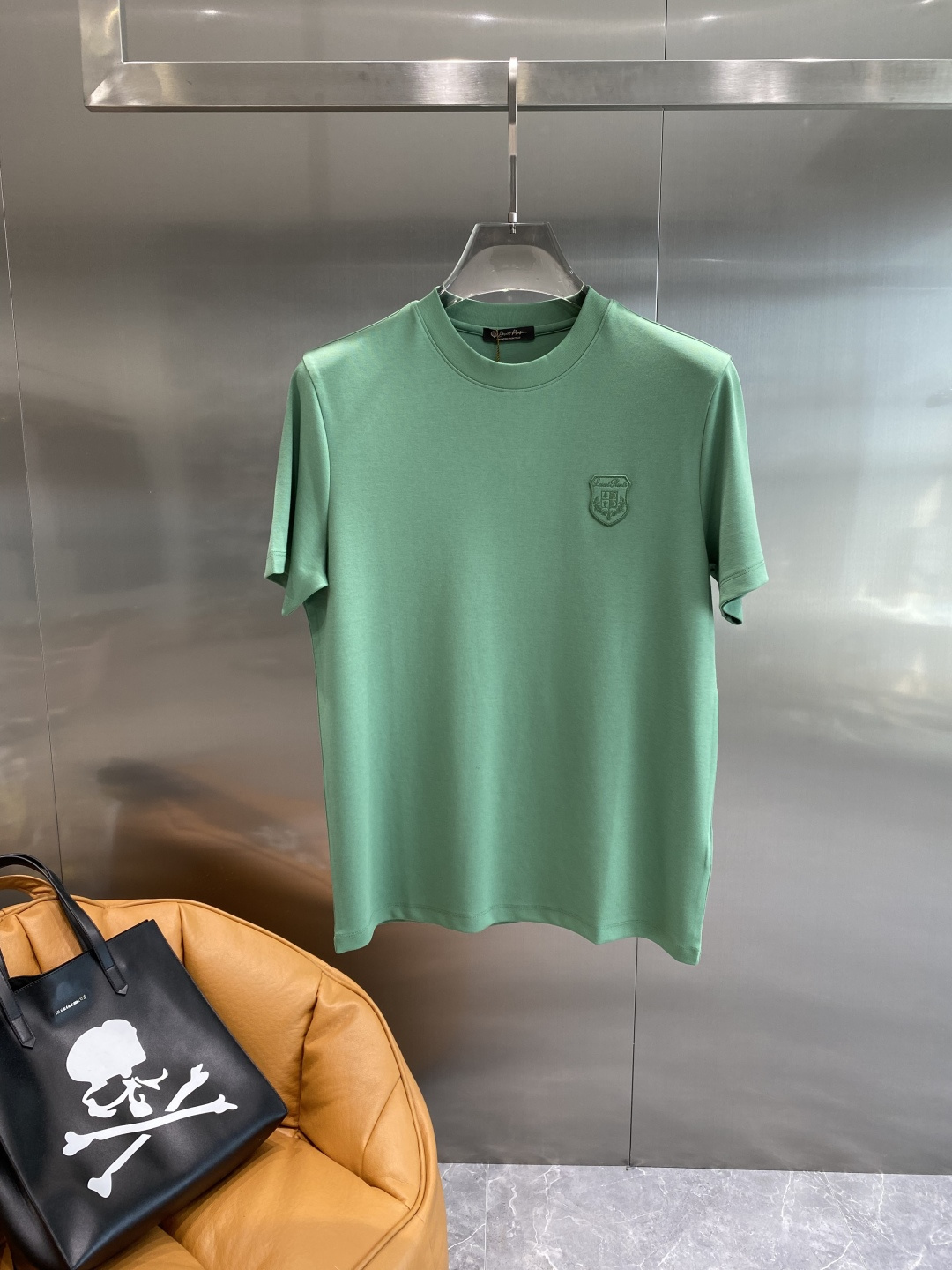 《𝙉𝙚𝙬🤍🖤lP🆕家》
2025新款首发专柜最新款短袖圆领T恤 高端订制 设计前卫时尚！品牌logo重工