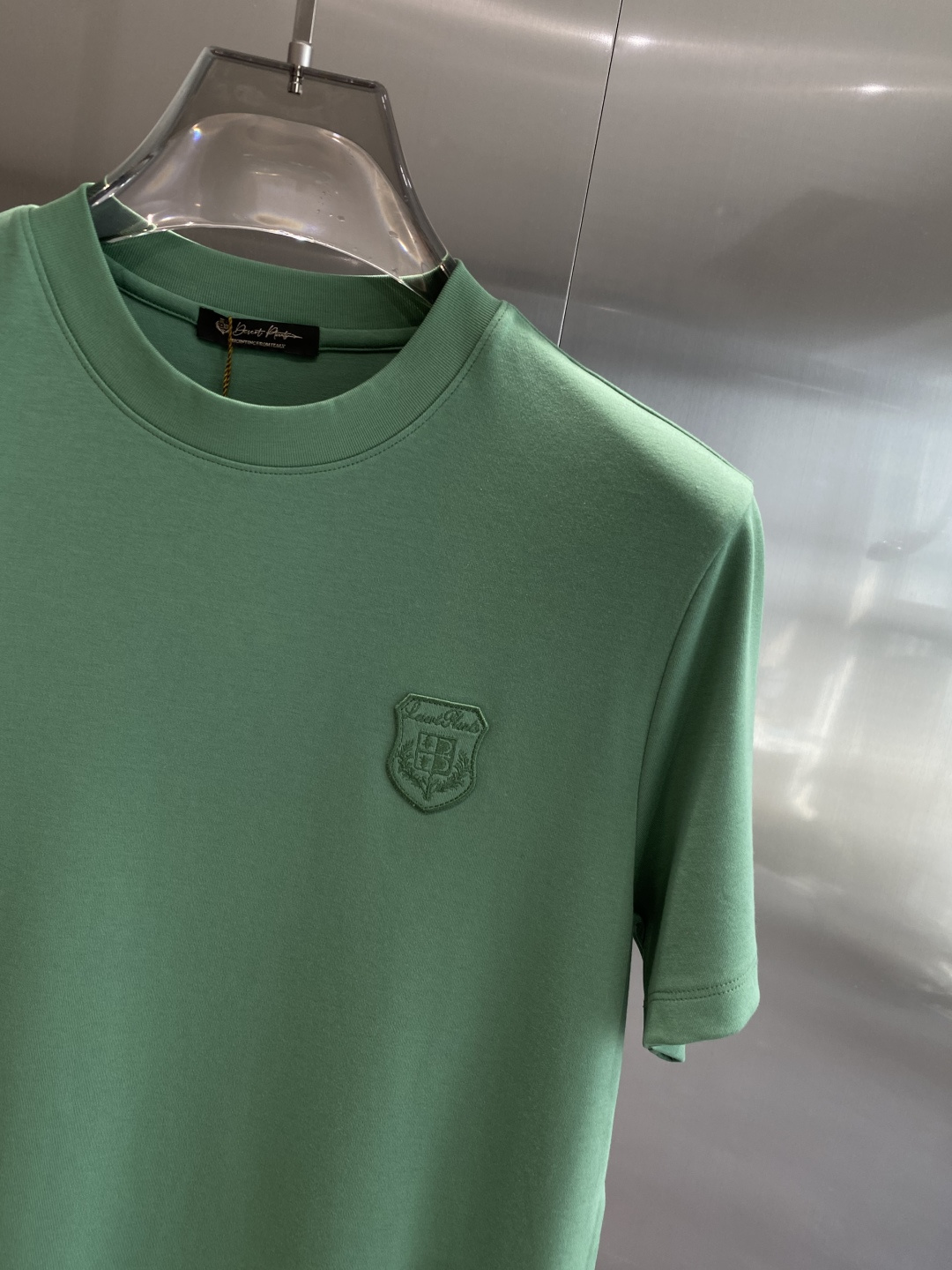 《𝙉𝙚𝙬🤍🖤lP🆕家》
2025新款首发专柜最新款短袖圆领T恤 高端订制 设计前卫时尚！品牌logo重工