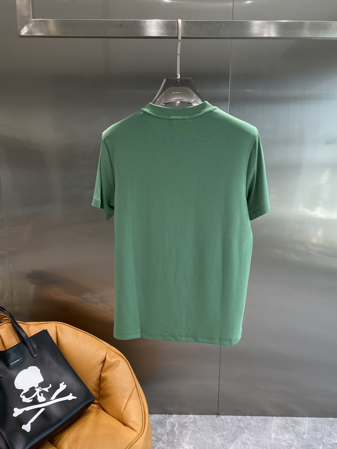 《𝙉𝙚𝙬🤍🖤lP🆕家》
2025新款首发专柜最新款短袖圆领T恤 高端订制 设计前卫时尚！品牌logo重工