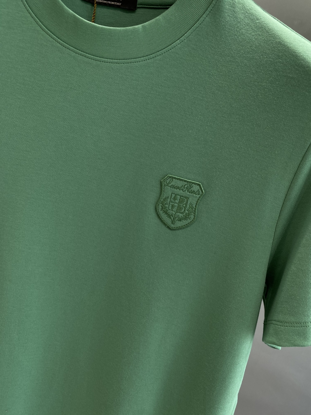 《𝙉𝙚𝙬🤍🖤lP🆕家》
2025新款首发专柜最新款短袖圆领T恤 高端订制 设计前卫时尚！品牌logo重工