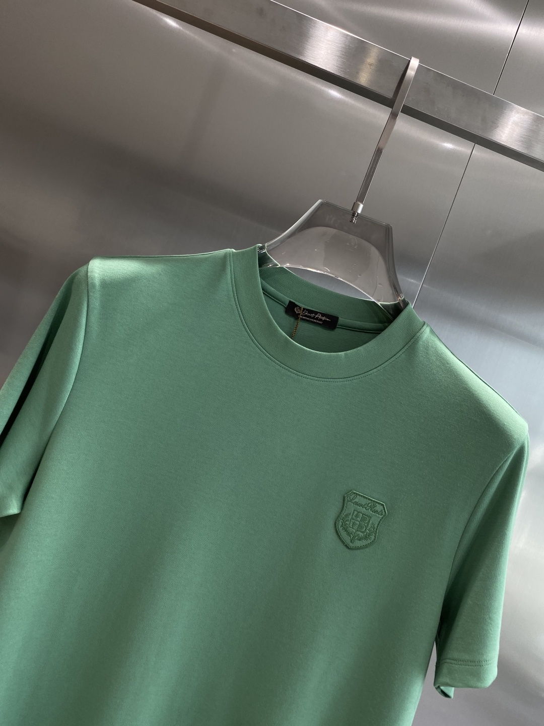 《𝙉𝙚𝙬🤍🖤lP🆕家》
2025新款首发专柜最新款短袖圆领T恤 高端订制 设计前卫时尚！品牌logo重工