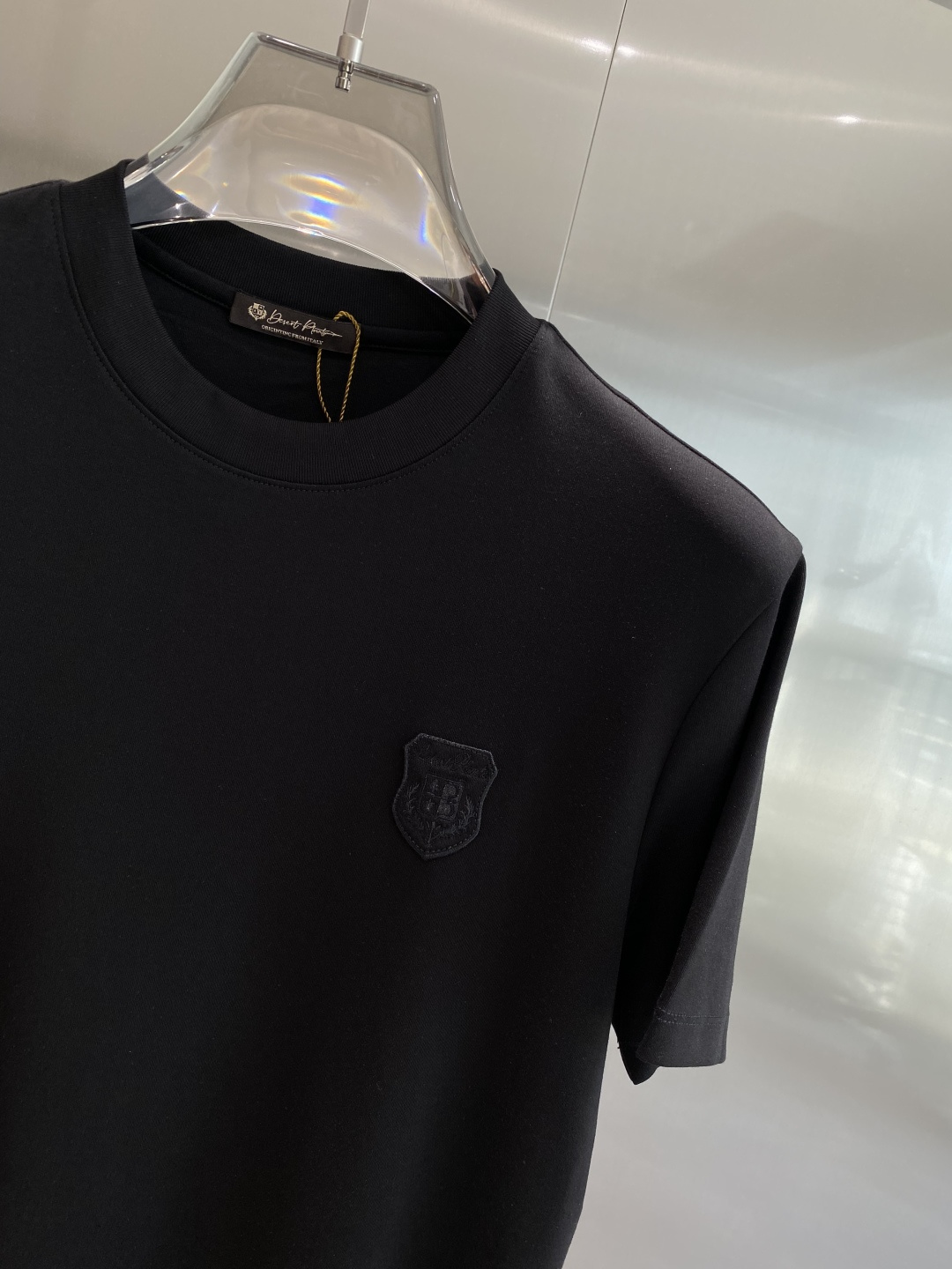 《𝙉𝙚𝙬🤍🖤lP🆕家》
2025新款首发专柜最新款短袖圆领T恤 高端订制 设计前卫时尚！品牌logo重工