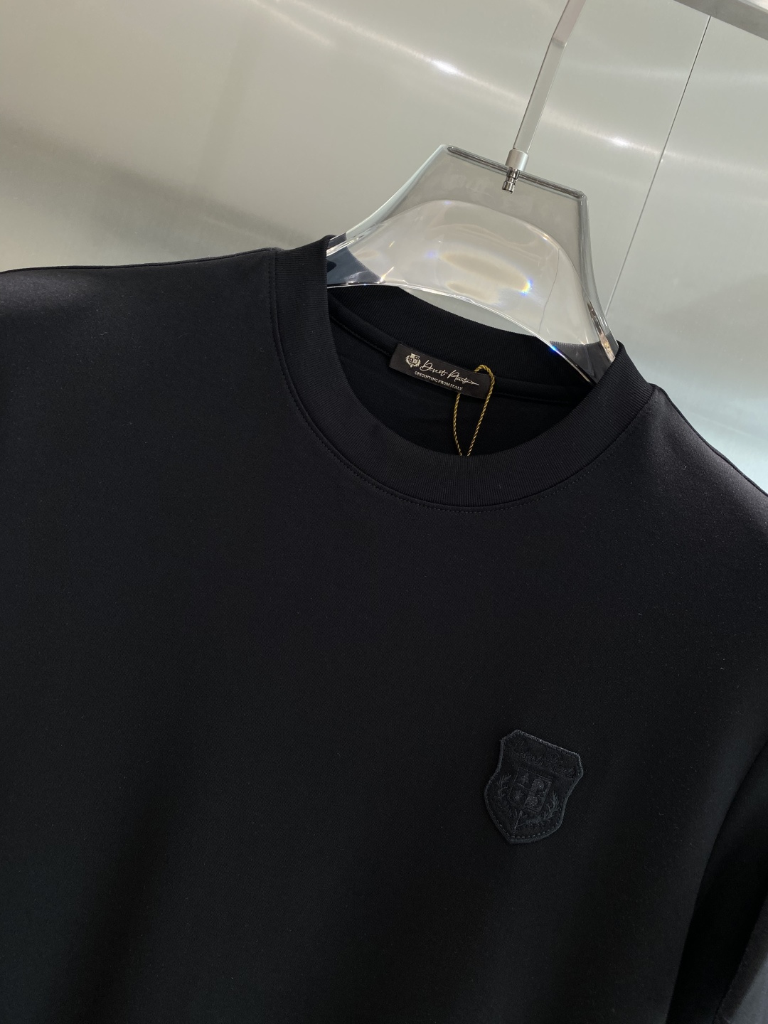 《𝙉𝙚𝙬🤍🖤lP🆕家》
2025新款首发专柜最新款短袖圆领T恤 高端订制 设计前卫时尚！品牌logo重工