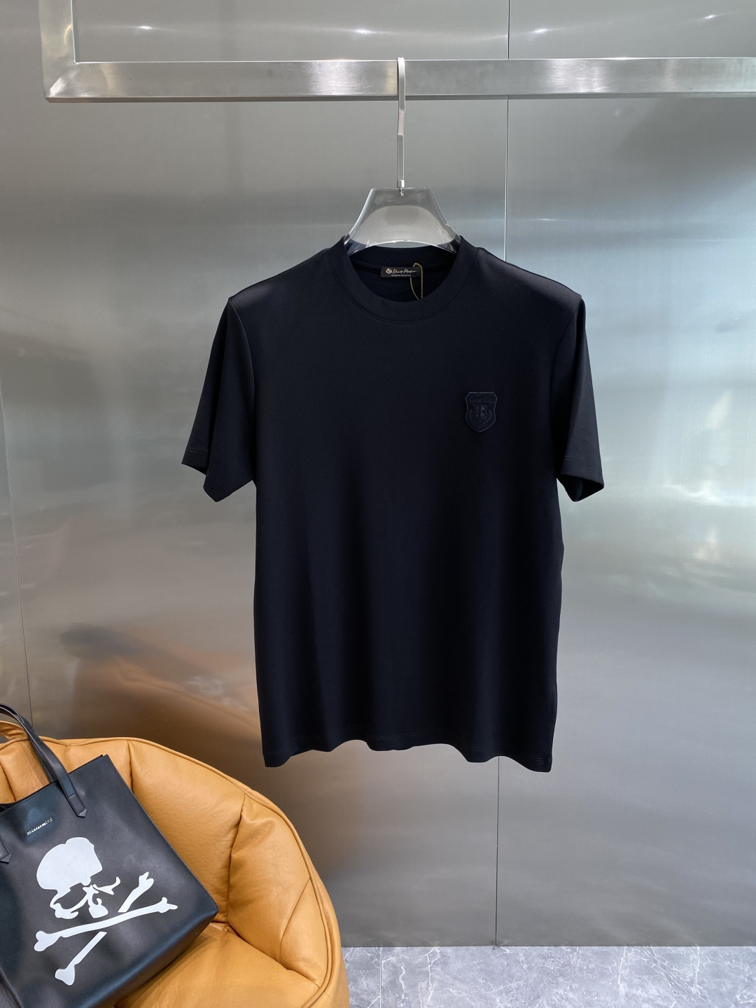 《𝙉𝙚𝙬🤍🖤lP🆕家》
2025新款首发专柜最新款短袖圆领T恤 高端订制 设计前卫时尚！品牌logo重工