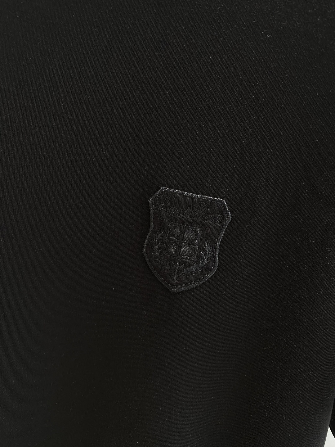 《𝙉𝙚𝙬🤍🖤lP🆕家》
2025新款首发专柜最新款短袖圆领T恤 高端订制 设计前卫时尚！品牌logo重工