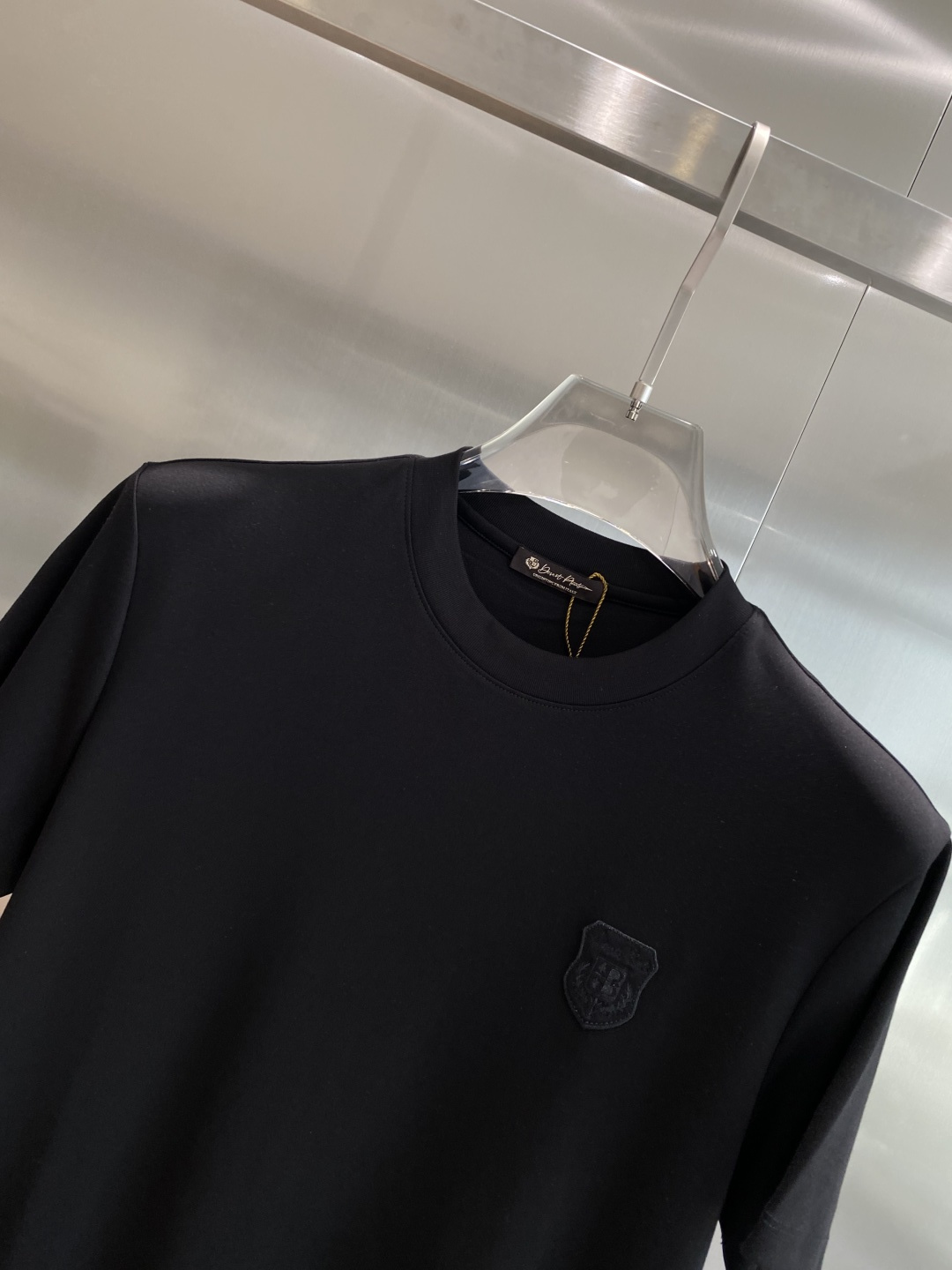 《𝙉𝙚𝙬🤍🖤lP🆕家》
2025新款首发专柜最新款短袖圆领T恤 高端订制 设计前卫时尚！品牌logo重工