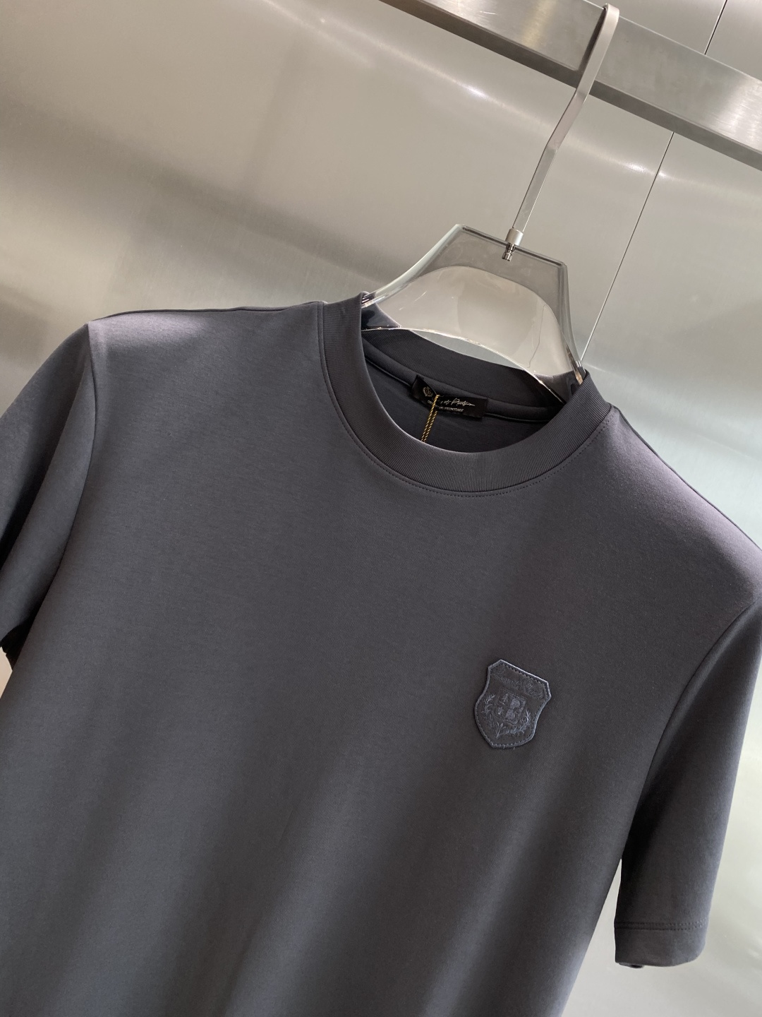 《𝙉𝙚𝙬🤍🖤lP🆕家》
2025新款首发专柜最新款短袖圆领T恤 高端订制 设计前卫时尚！品牌logo重工