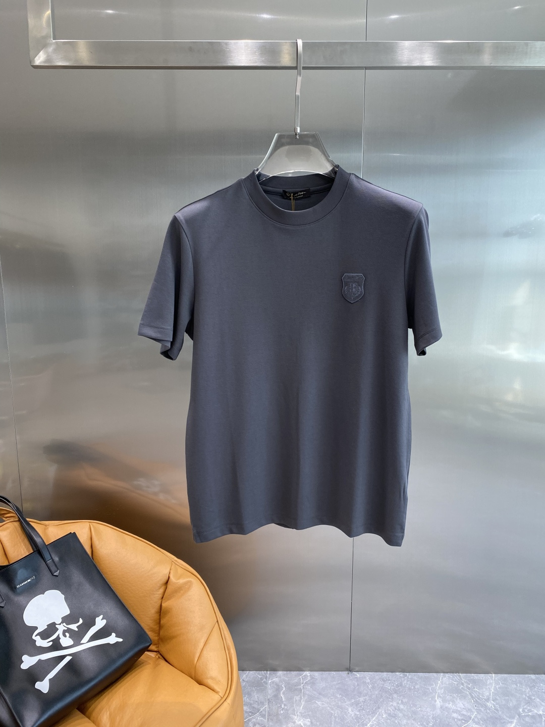 《𝙉𝙚𝙬🤍🖤lP🆕家》
2025新款首发专柜最新款短袖圆领T恤 高端订制 设计前卫时尚！品牌logo重工