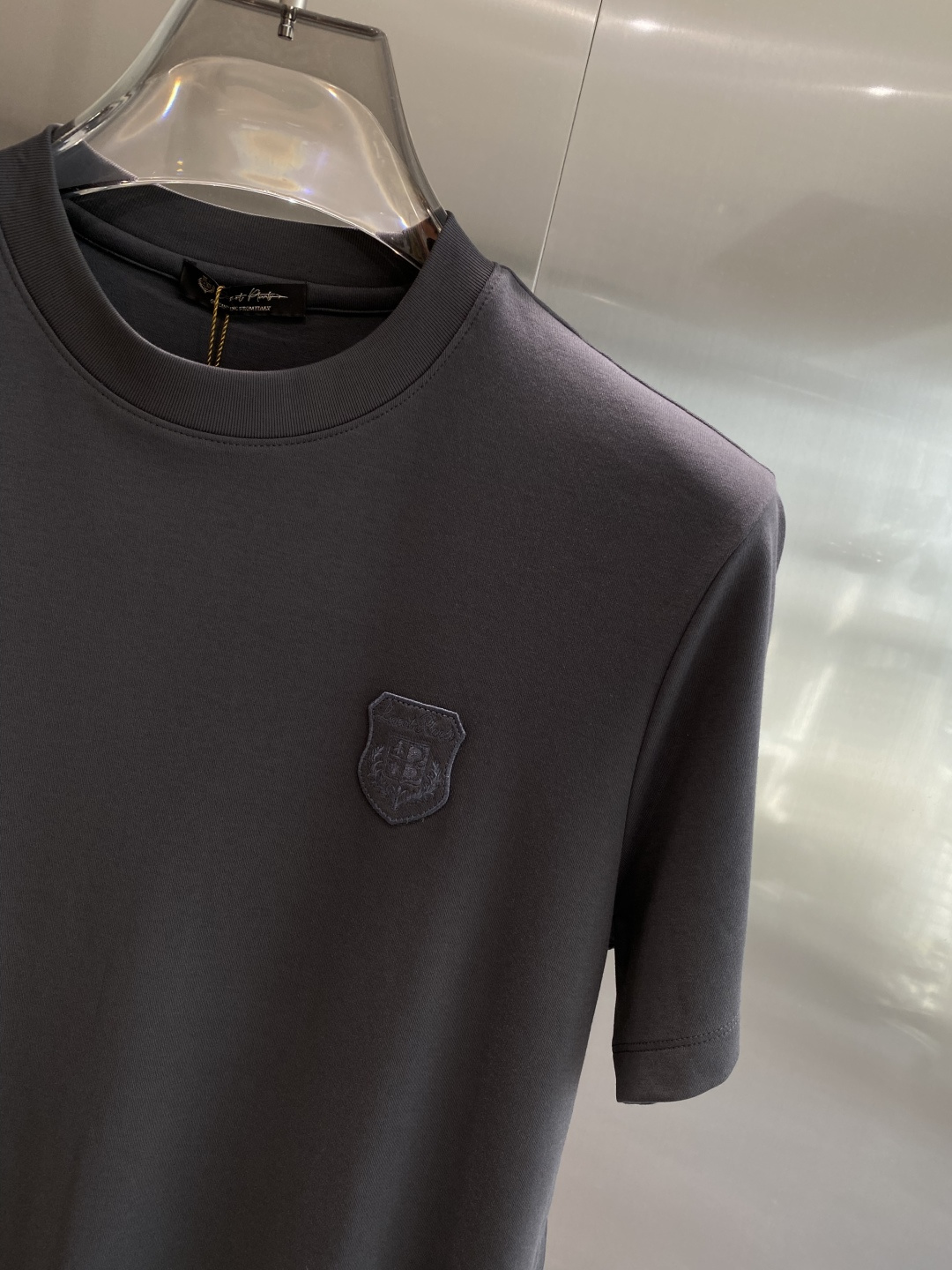 《𝙉𝙚𝙬🤍🖤lP🆕家》
2025新款首发专柜最新款短袖圆领T恤 高端订制 设计前卫时尚！品牌logo重工