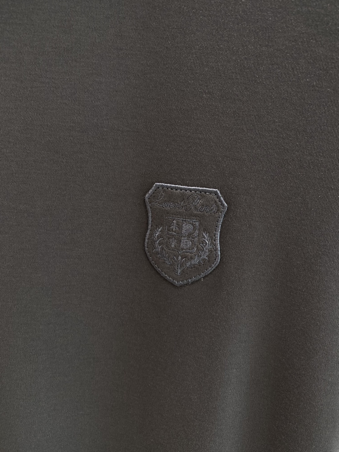 《𝙉𝙚𝙬🤍🖤lP🆕家》
2025新款首发专柜最新款短袖圆领T恤 高端订制 设计前卫时尚！品牌logo重工