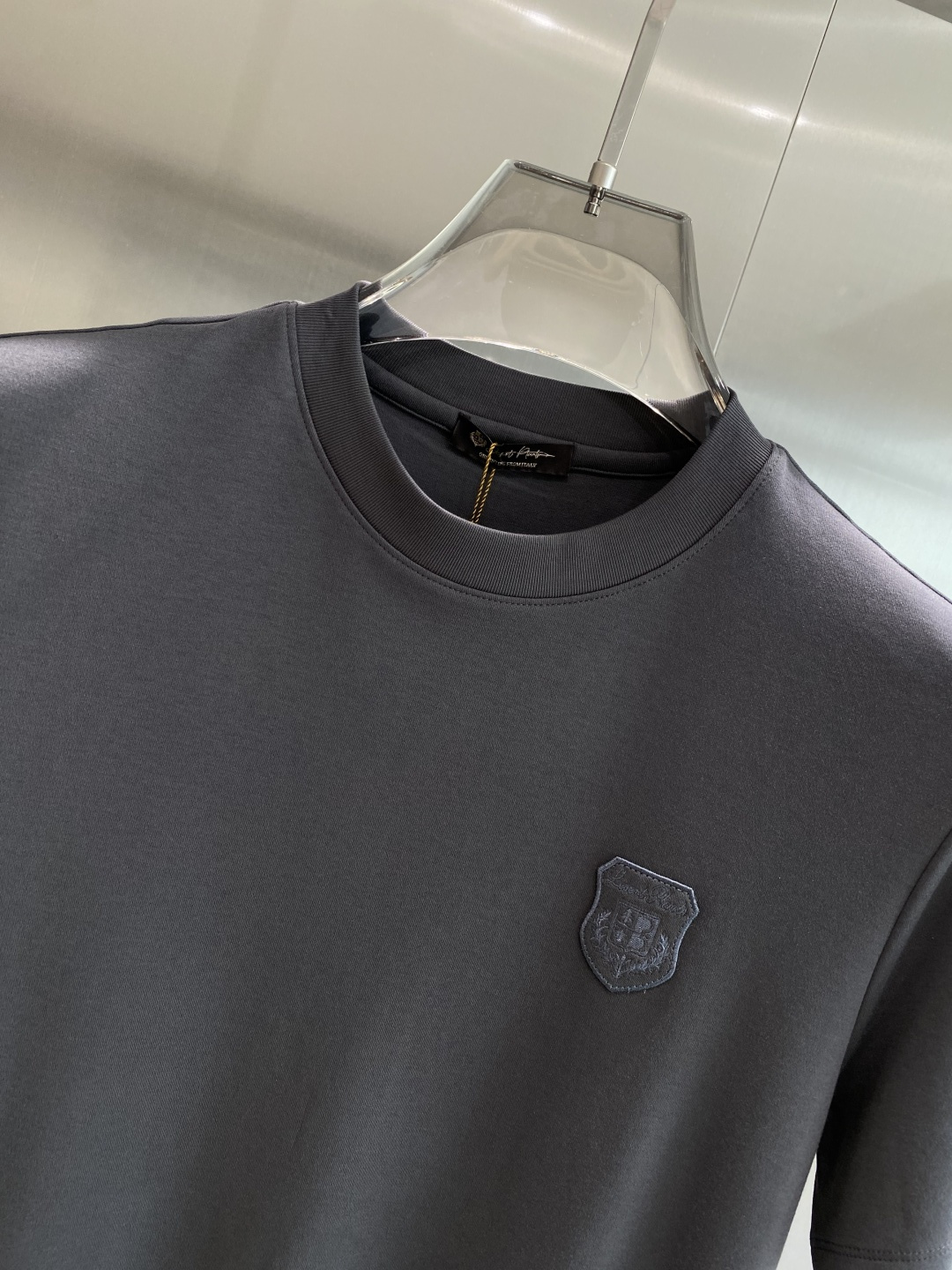 《𝙉𝙚𝙬🤍🖤lP🆕家》
2025新款首发专柜最新款短袖圆领T恤 高端订制 设计前卫时尚！品牌logo重工