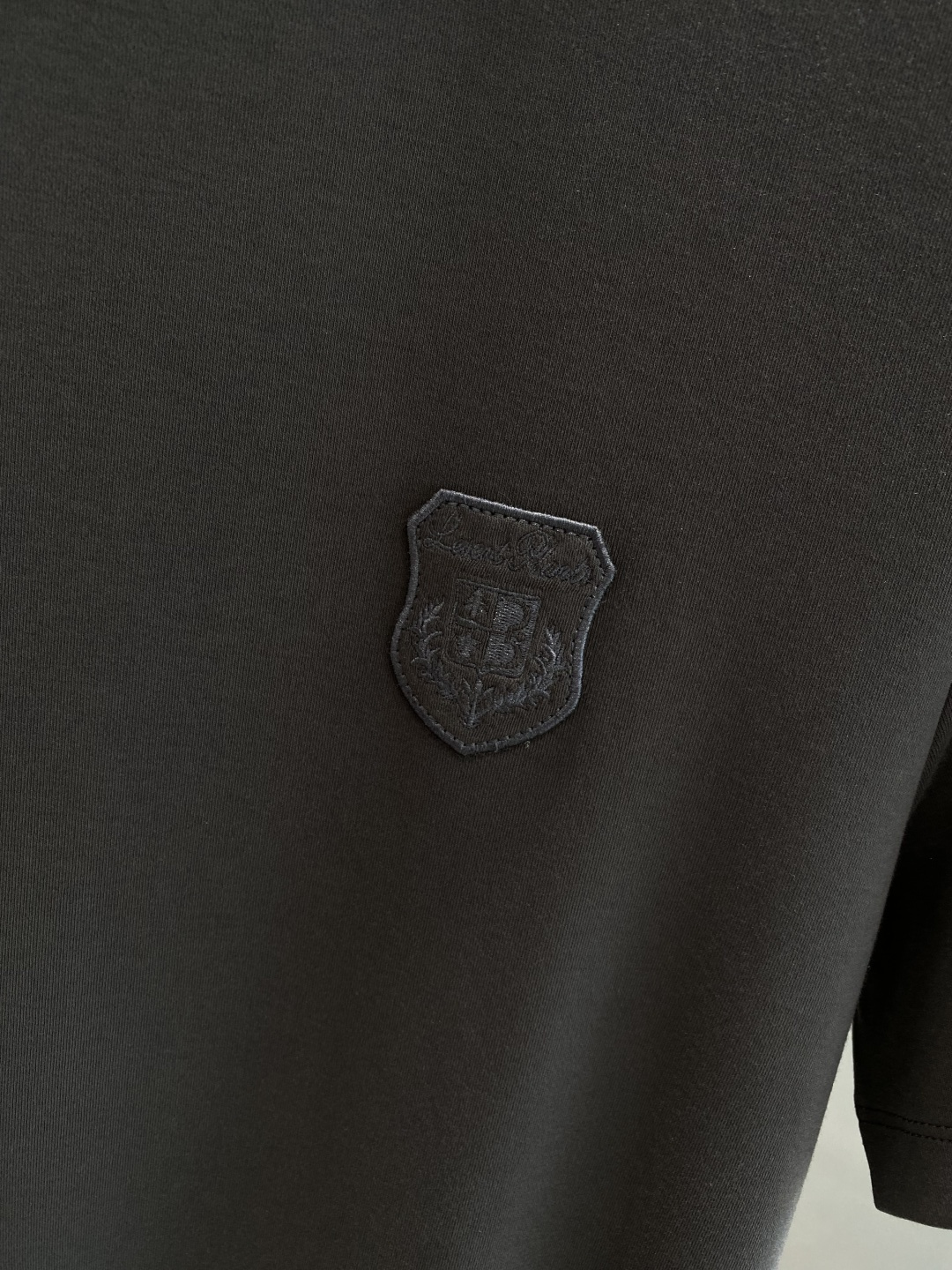 《𝙉𝙚𝙬🤍🖤lP🆕家》
2025新款首发专柜最新款短袖圆领T恤 高端订制 设计前卫时尚！品牌logo重工