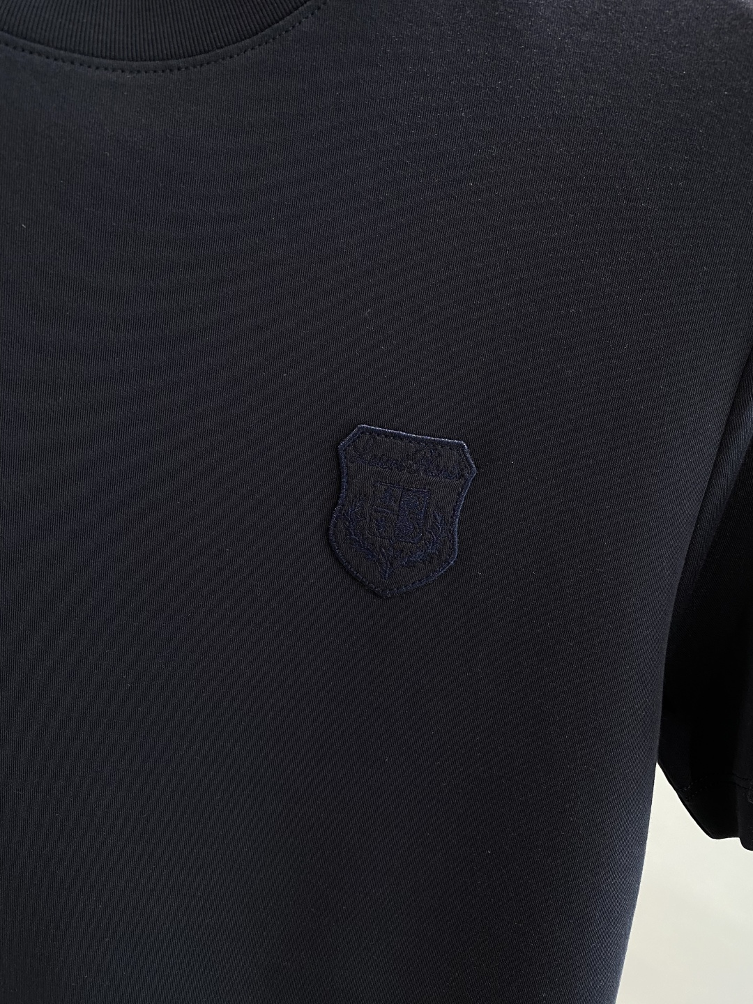 《𝙉𝙚𝙬🤍🖤lP🆕家》
2025新款首发专柜最新款短袖圆领T恤 高端订制 设计前卫时尚！品牌logo重工