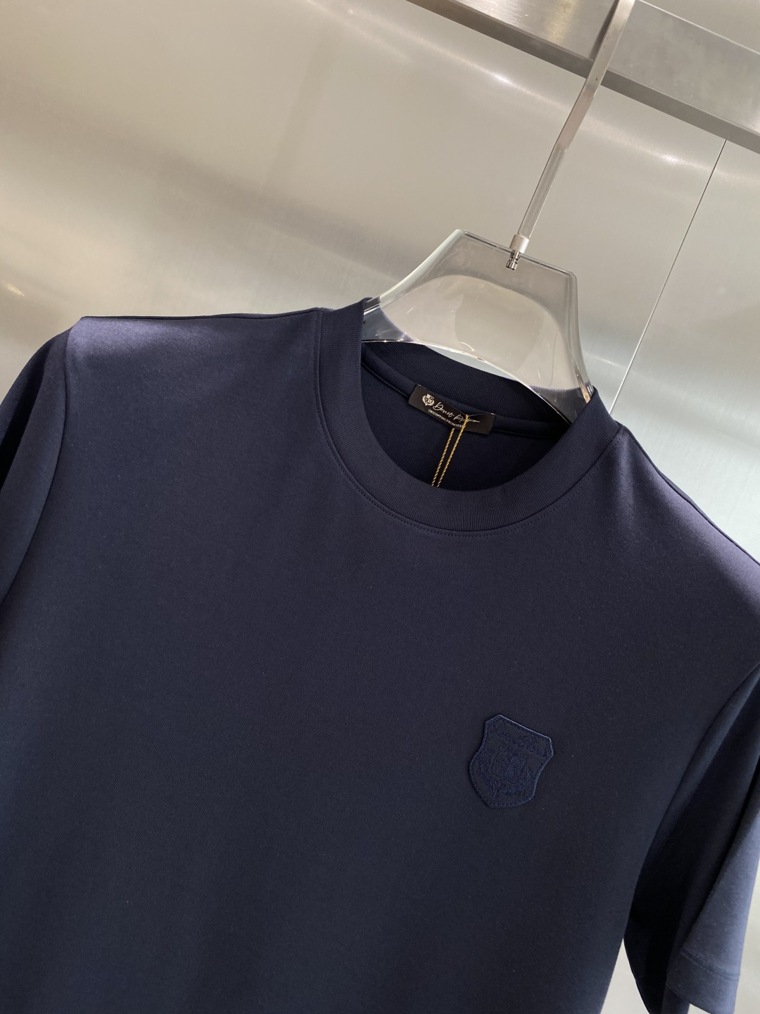 《𝙉𝙚𝙬🤍🖤lP🆕家》
2025新款首发专柜最新款短袖圆领T恤 高端订制 设计前卫时尚！品牌logo重工