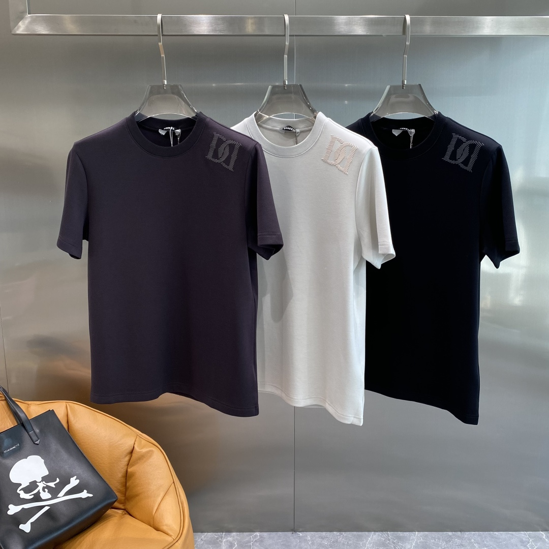 《𝙉𝙚𝙬🤍🖤DG家》
2025新款首发专柜最新款短袖圆领T恤 高端订制 设计前卫时尚！品牌logo重工艺