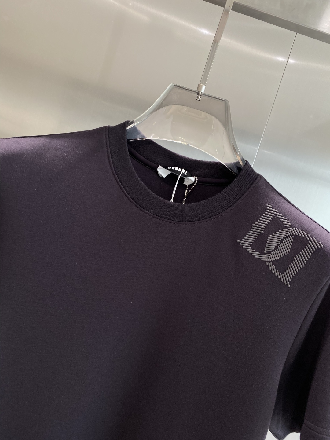 《𝙉𝙚𝙬🤍🖤DG家》
2025新款首发专柜最新款短袖圆领T恤 高端订制 设计前卫时尚！品牌logo重工艺