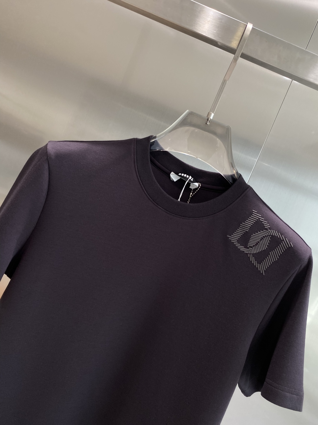 《𝙉𝙚𝙬🤍🖤DG家》
2025新款首发专柜最新款短袖圆领T恤 高端订制 设计前卫时尚！品牌logo重工艺