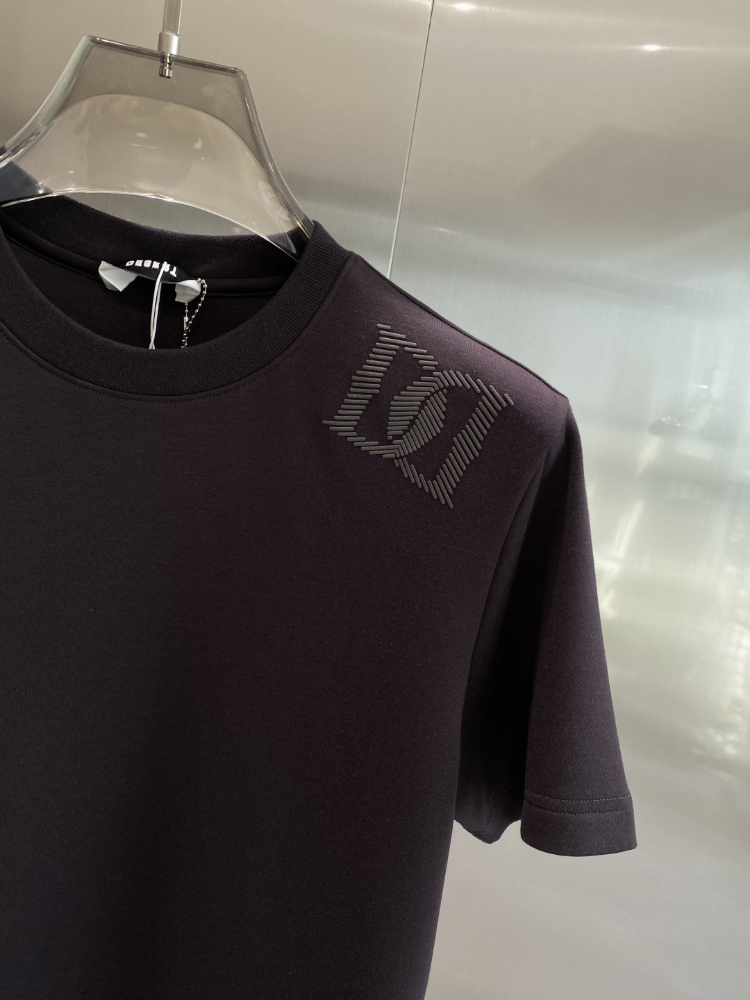 《𝙉𝙚𝙬🤍🖤DG家》
2025新款首发专柜最新款短袖圆领T恤 高端订制 设计前卫时尚！品牌logo重工艺