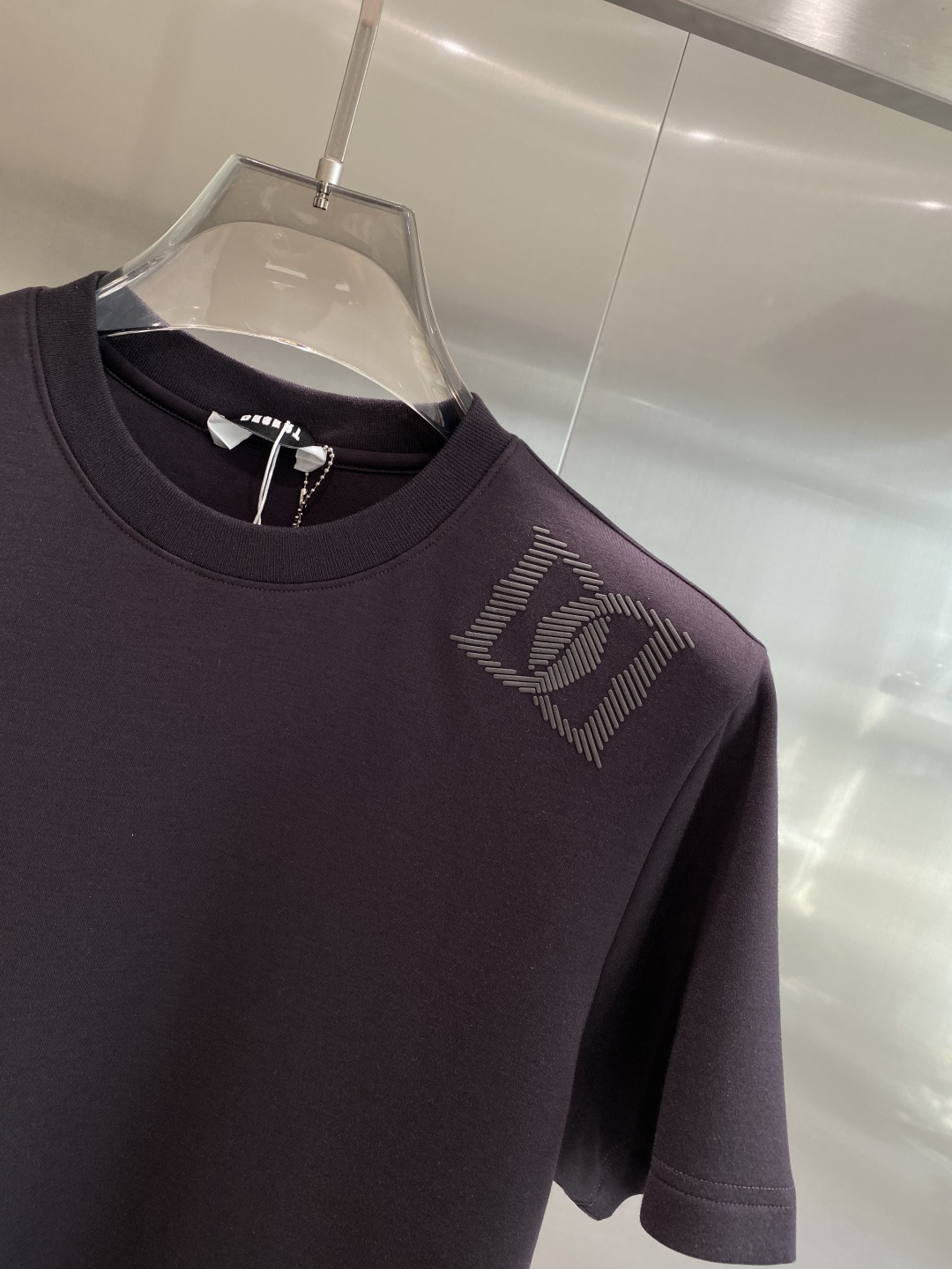 《𝙉𝙚𝙬🤍🖤DG家》
2025新款首发专柜最新款短袖圆领T恤 高端订制 设计前卫时尚！品牌logo重工艺