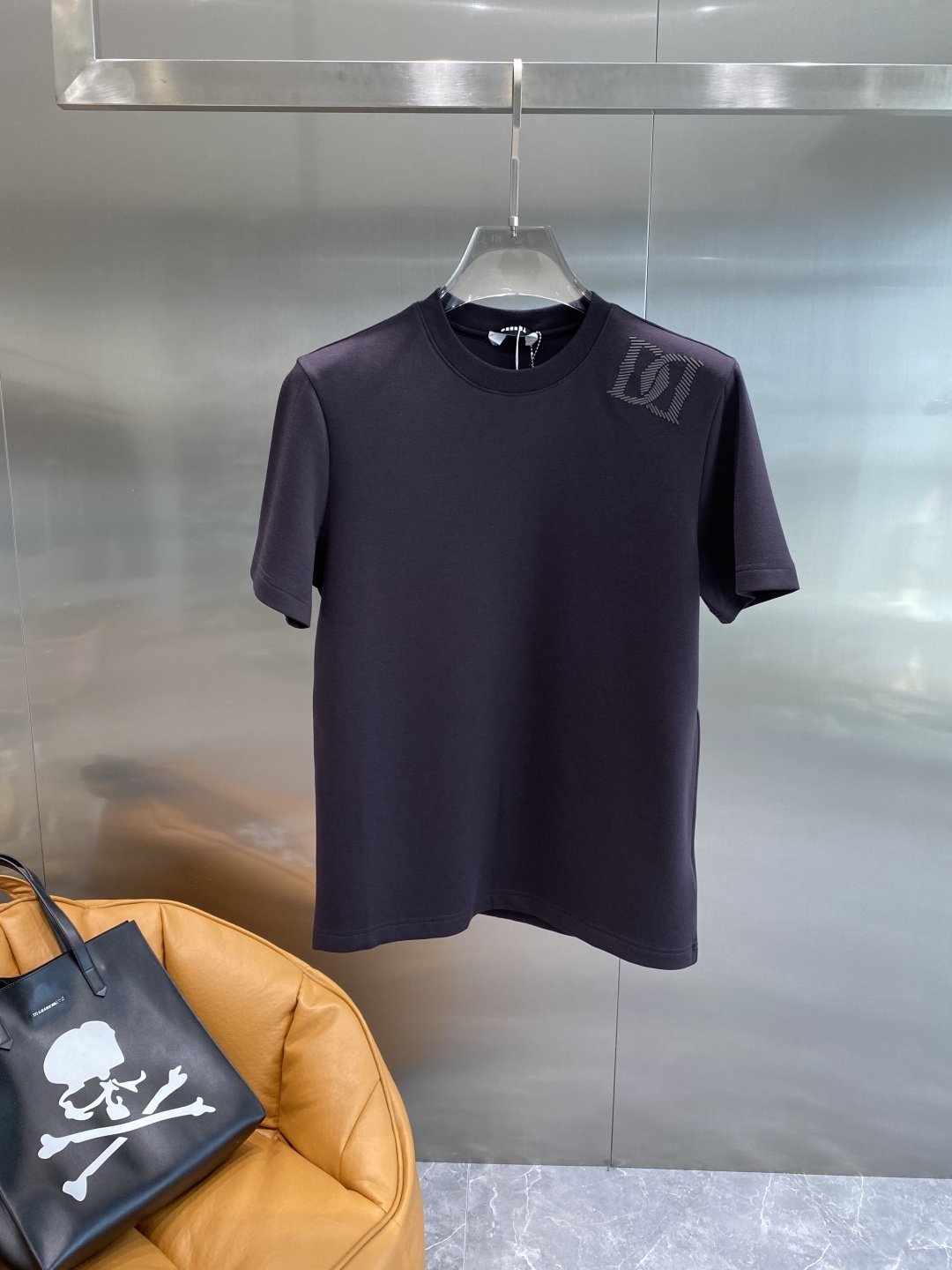 《𝙉𝙚𝙬🤍🖤DG家》
2025新款首发专柜最新款短袖圆领T恤 高端订制 设计前卫时尚！品牌logo重工艺