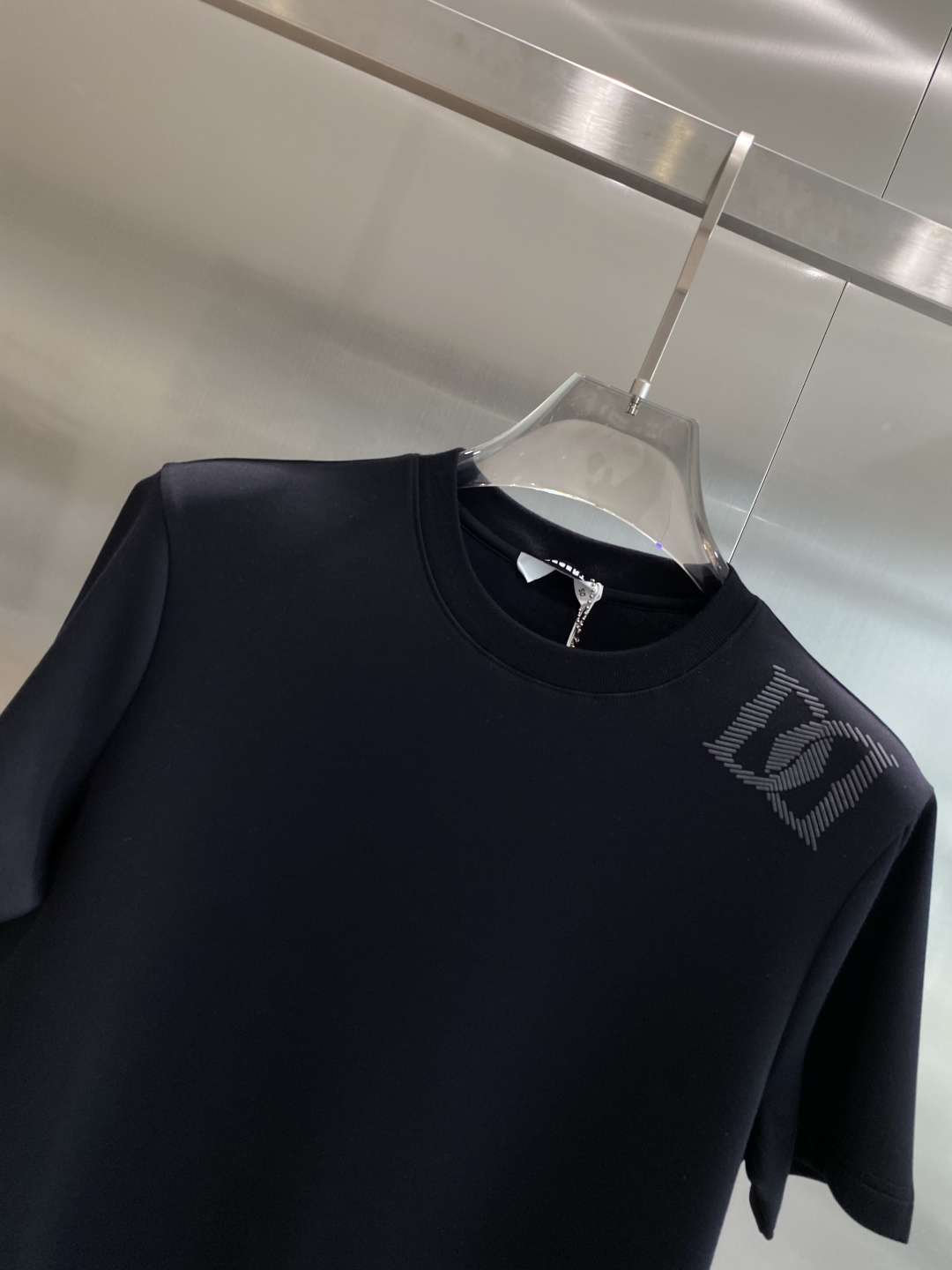 《𝙉𝙚𝙬🤍🖤DG家》
2025新款首发专柜最新款短袖圆领T恤 高端订制 设计前卫时尚！品牌logo重工艺