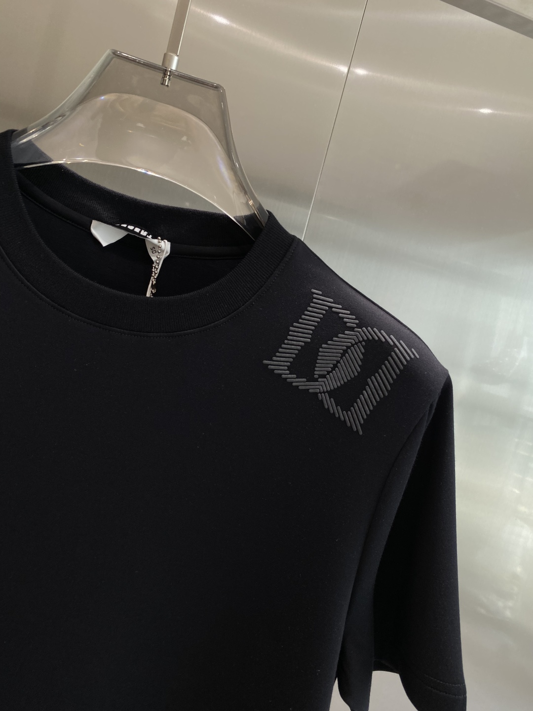 《𝙉𝙚𝙬🤍🖤DG家》
2025新款首发专柜最新款短袖圆领T恤 高端订制 设计前卫时尚！品牌logo重工艺