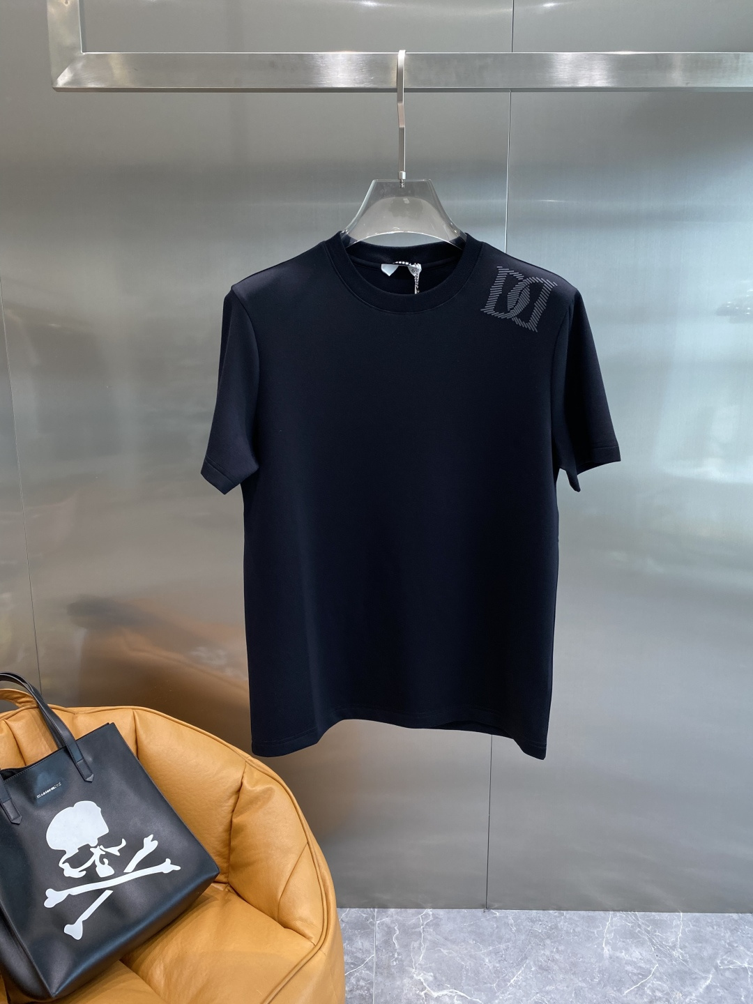 《𝙉𝙚𝙬🤍🖤DG家》
2025新款首发专柜最新款短袖圆领T恤 高端订制 设计前卫时尚！品牌logo重工艺