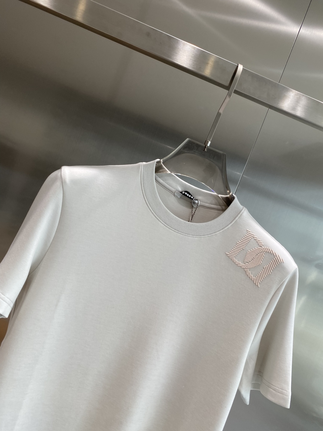 《𝙉𝙚𝙬🤍🖤DG家》
2025新款首发专柜最新款短袖圆领T恤 高端订制 设计前卫时尚！品牌logo重工艺