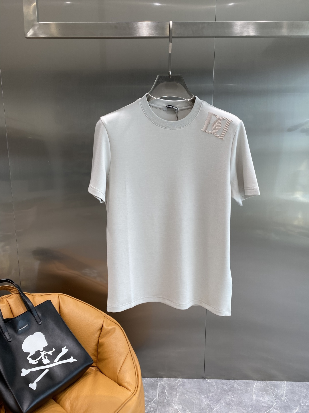 《𝙉𝙚𝙬🤍🖤DG家》
2025新款首发专柜最新款短袖圆领T恤 高端订制 设计前卫时尚！品牌logo重工艺