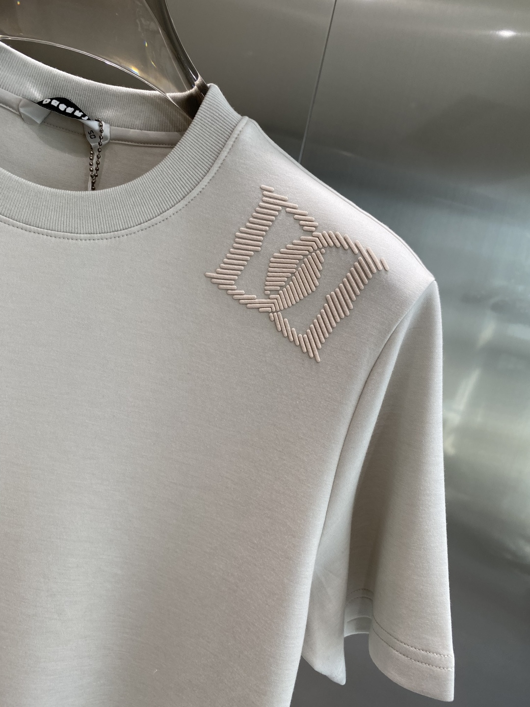 《𝙉𝙚𝙬🤍🖤DG家》
2025新款首发专柜最新款短袖圆领T恤 高端订制 设计前卫时尚！品牌logo重工艺