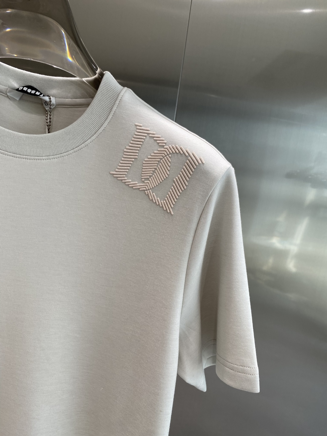 《𝙉𝙚𝙬🤍🖤DG家》
2025新款首发专柜最新款短袖圆领T恤 高端订制 设计前卫时尚！品牌logo重工艺