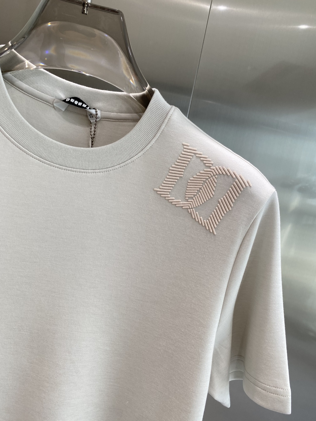 《𝙉𝙚𝙬🤍🖤DG家》
2025新款首发专柜最新款短袖圆领T恤 高端订制 设计前卫时尚！品牌logo重工艺