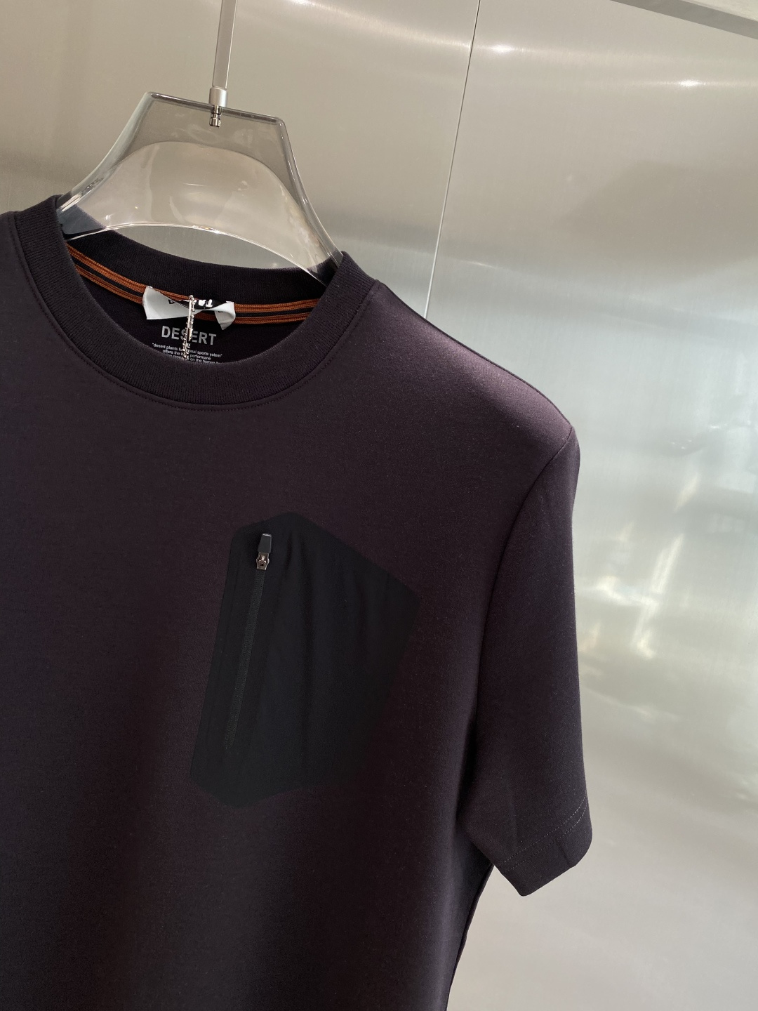 《𝙉𝙚𝙬🤍🖤鸟家》
2025新款首发专柜最新款短袖圆领T恤 高端订制 设计前卫时尚！品牌logo重工艺设