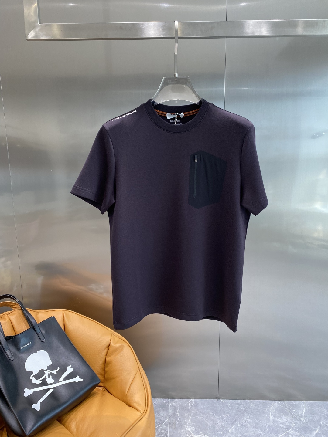 《𝙉𝙚𝙬🤍🖤鸟家》
2025新款首发专柜最新款短袖圆领T恤 高端订制 设计前卫时尚！品牌logo重工艺设