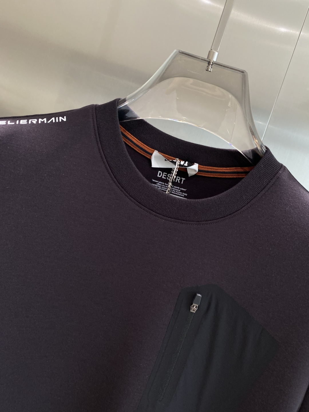 《𝙉𝙚𝙬🤍🖤鸟家》
2025新款首发专柜最新款短袖圆领T恤 高端订制 设计前卫时尚！品牌logo重工艺设