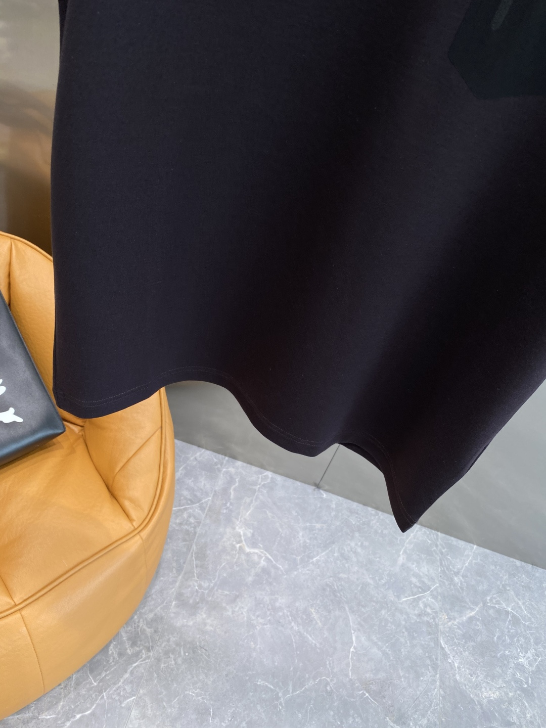 《𝙉𝙚𝙬🤍🖤鸟家》
2025新款首发专柜最新款短袖圆领T恤 高端订制 设计前卫时尚！品牌logo重工艺设