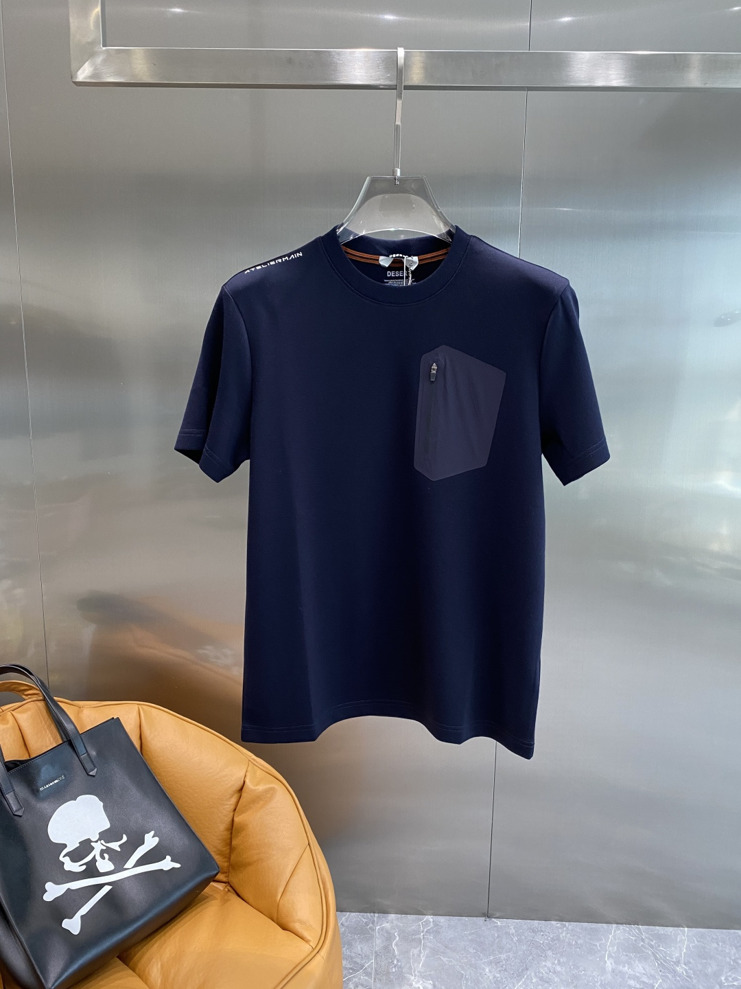 《𝙉𝙚𝙬🤍🖤鸟家》
2025新款首发专柜最新款短袖圆领T恤 高端订制 设计前卫时尚！品牌logo重工艺设